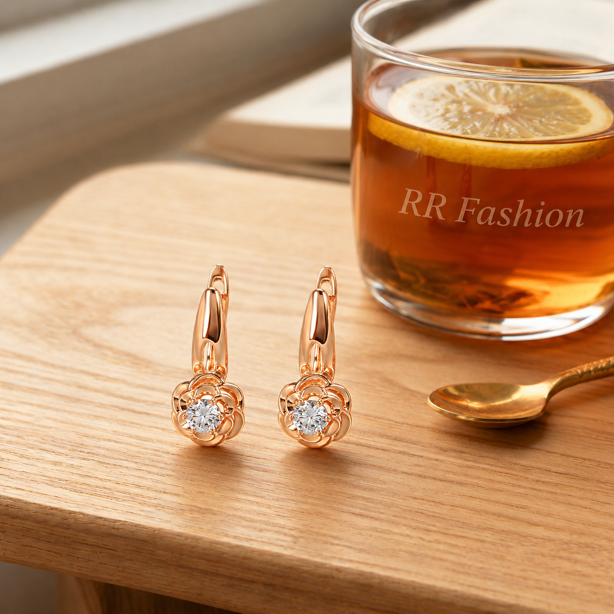 Blumen Ohrhänger Roségold auf Holztisch mit Tee RR Fashion Lifestyle