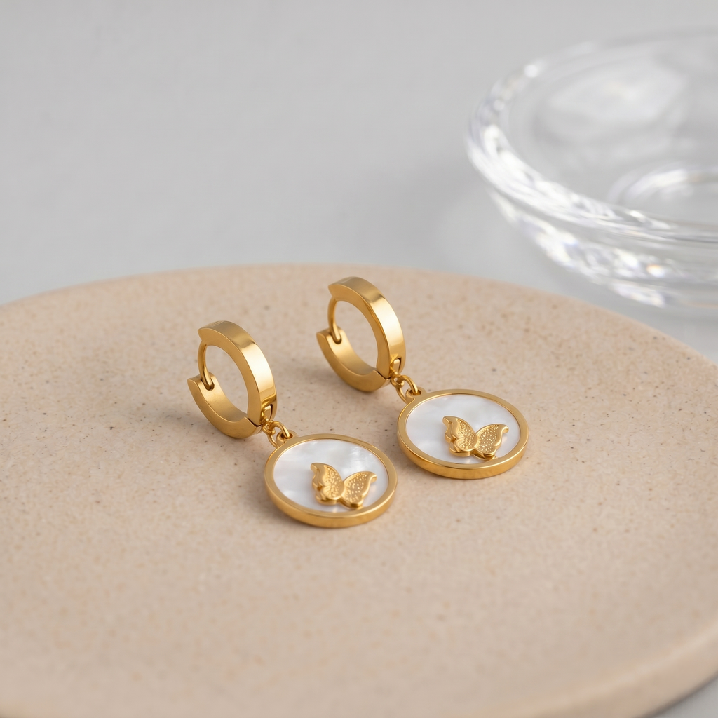Ohrhänger Schmetterling weiß Acryl Edelstahl gold Detailaufnahme Klappverschluss