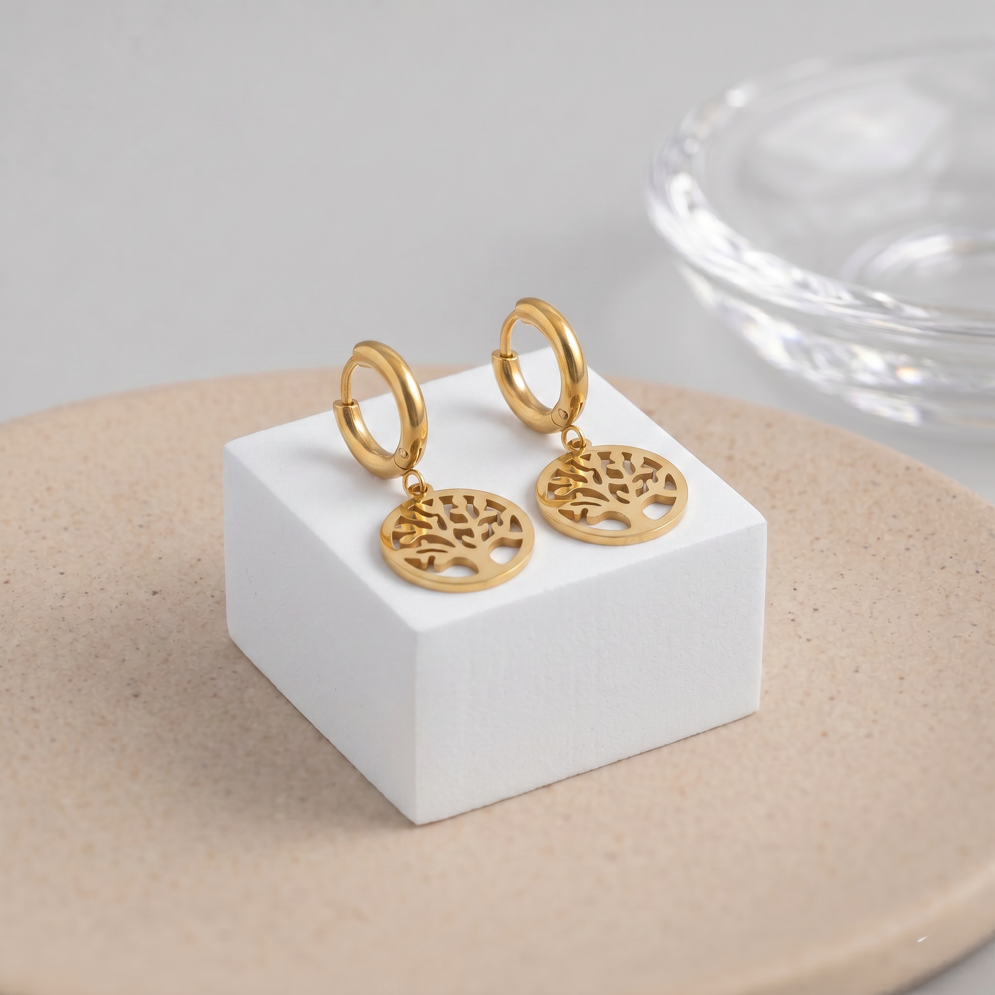 Lebensbaum Ohrringe Gold vergoldet Edelstahl Detailaufnahme weißer Würfel