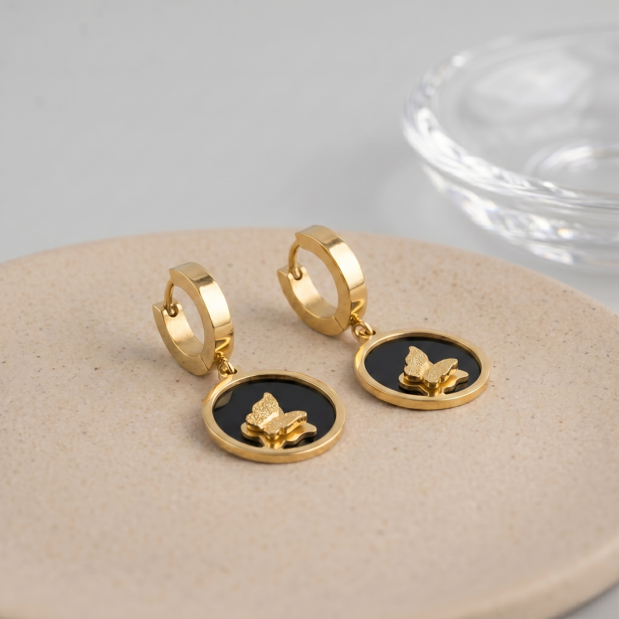 Ohrhänger Schmetterling schwarz Acryl Edelstahl gold Detailaufnahme Klappverschluss