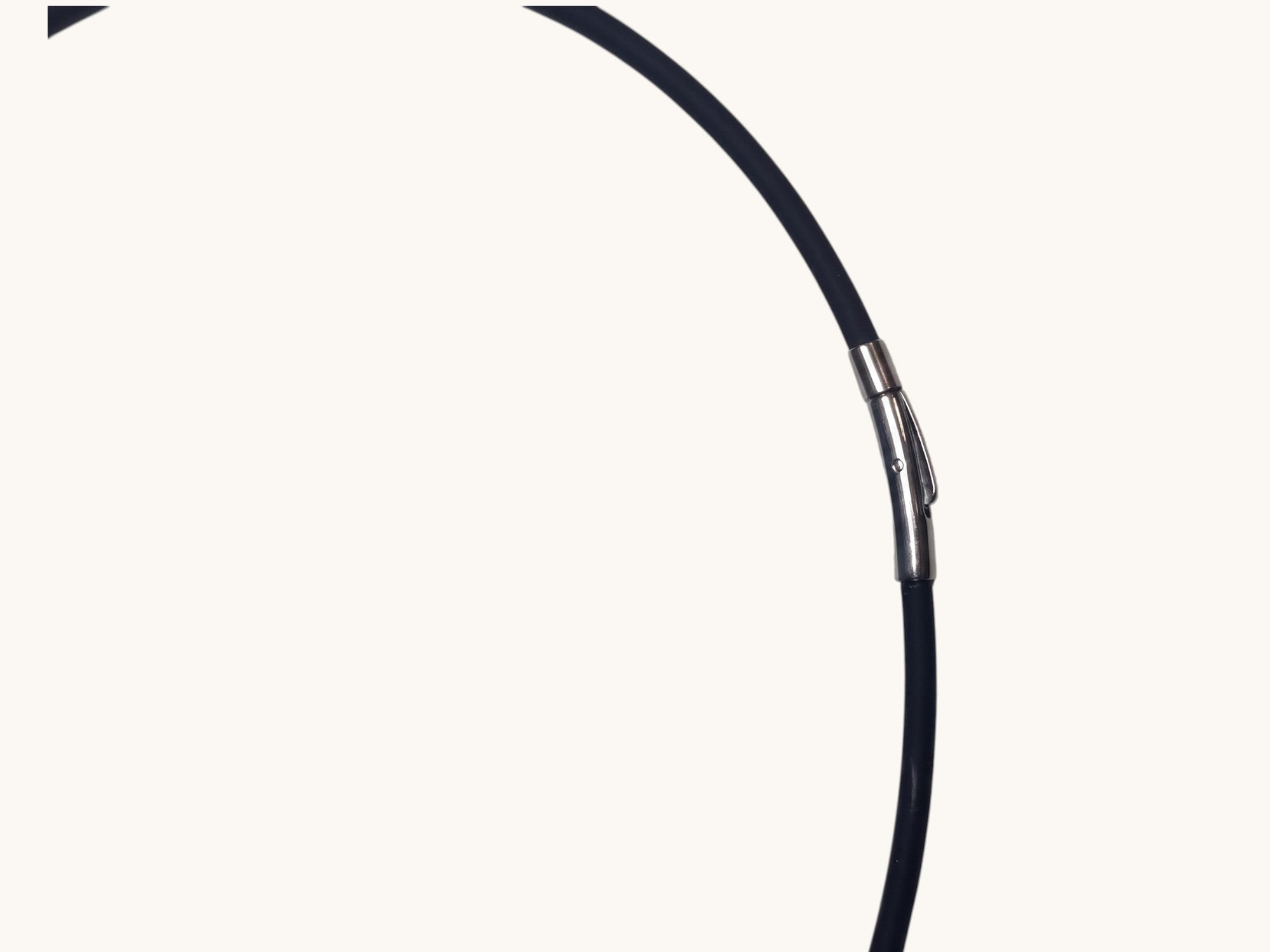 Silikonkordel 3mm schwarz Silber glänzend Bajonettverschluss 34X25 – RR Fashion