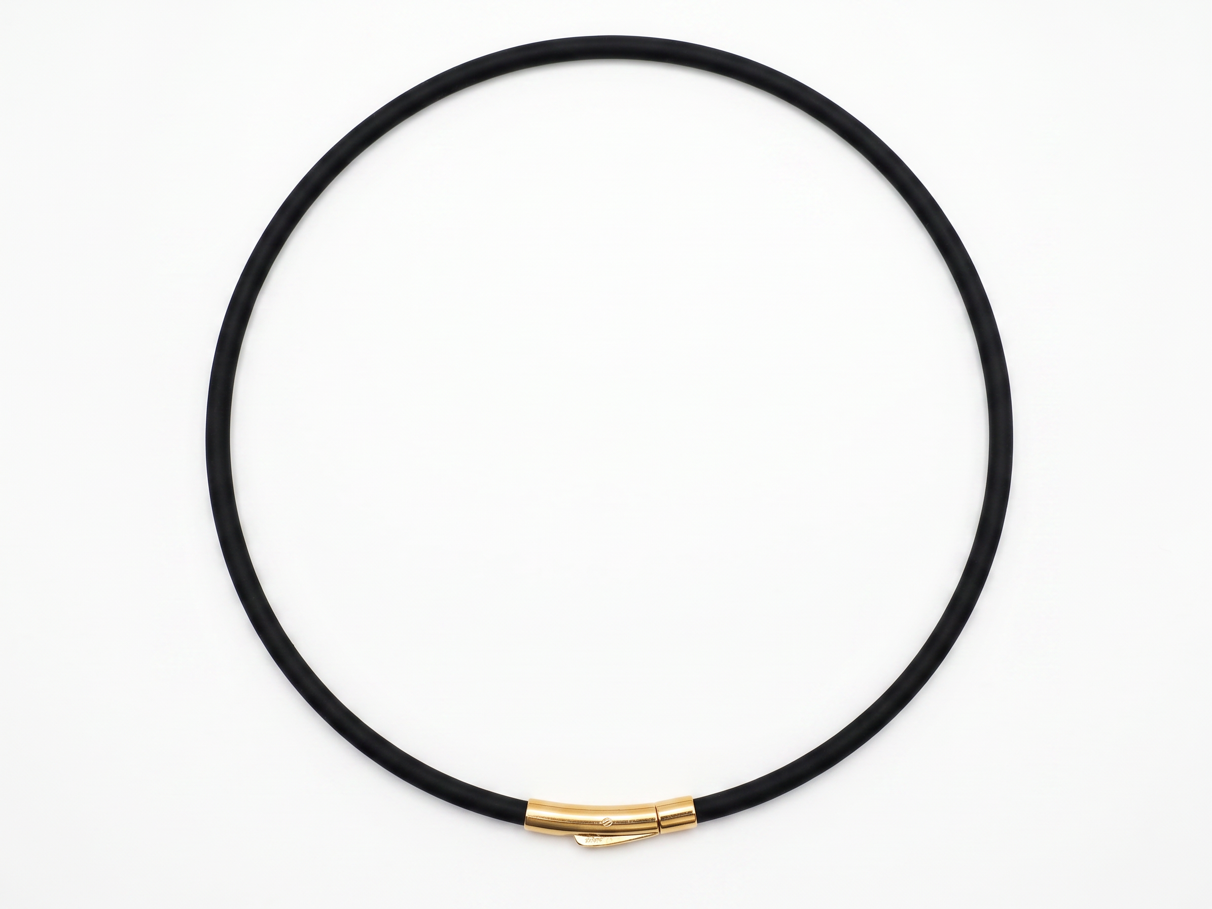 Silikon Halskette 3mm schwarz Gold Bajonettverschluss weißer Hintergrund 34X26 – RR Fashion
