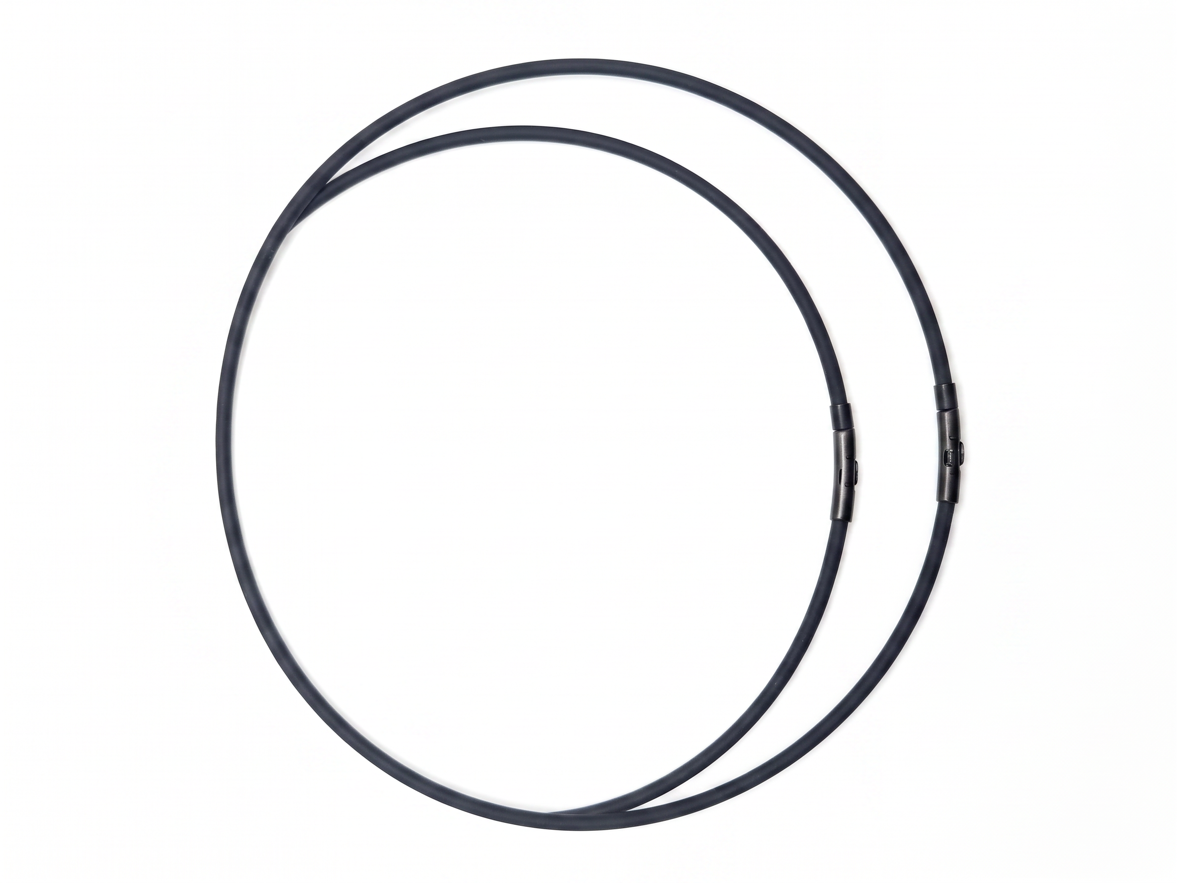 Silikon Halskette 3mm schwarz matt Bajonettverschluss zwei Längen weißer Hintergrund 34X26 – RR Fashion