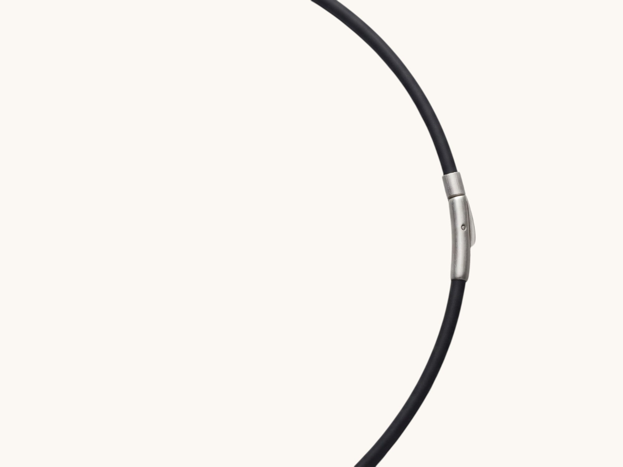 Silikon Halskette 3mm schwarz Silber matt Bajonettverschluss Nahaufnahme Detail 34X26 – RR Fashion
