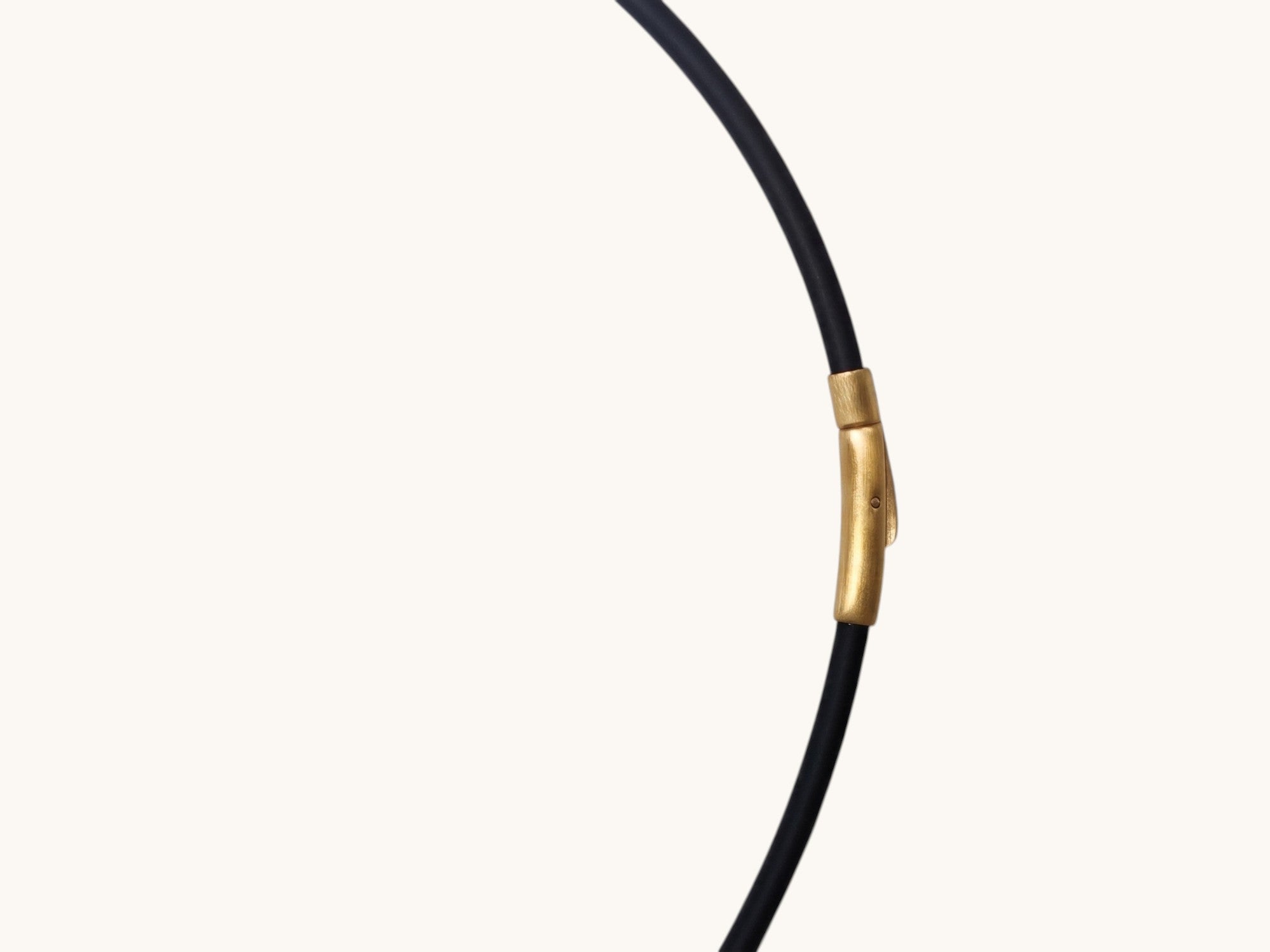 Silikon Halskette 3mm schwarz Gold matt Bajonettverschluss Nahaufnahme Detail 34X26 – RR Fashion