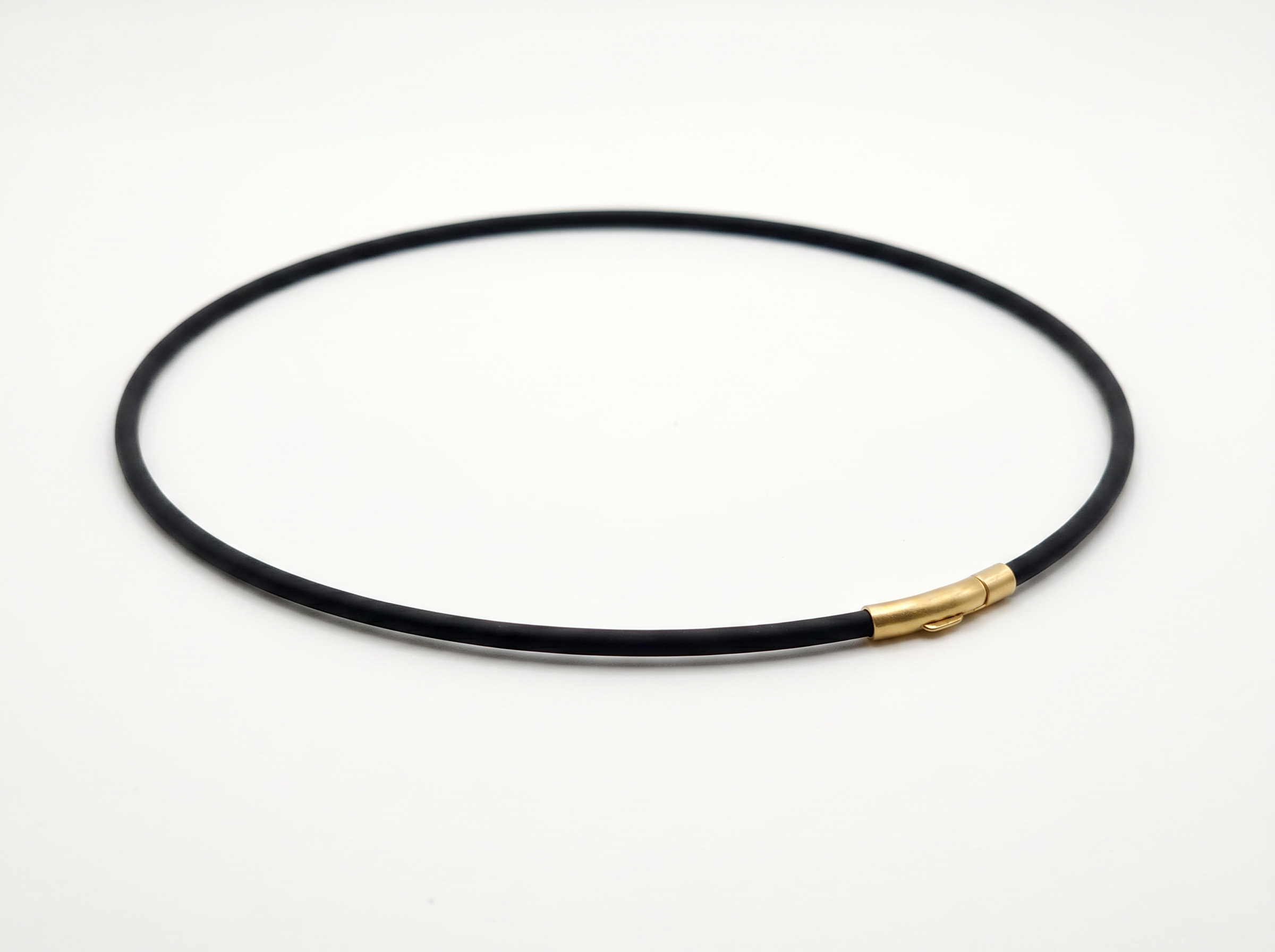 Silikon Halskette 3mm schwarz Gold matt Bajonettverschluss Seitenansicht weißer Hintergrund 34X26 – RR Fashion