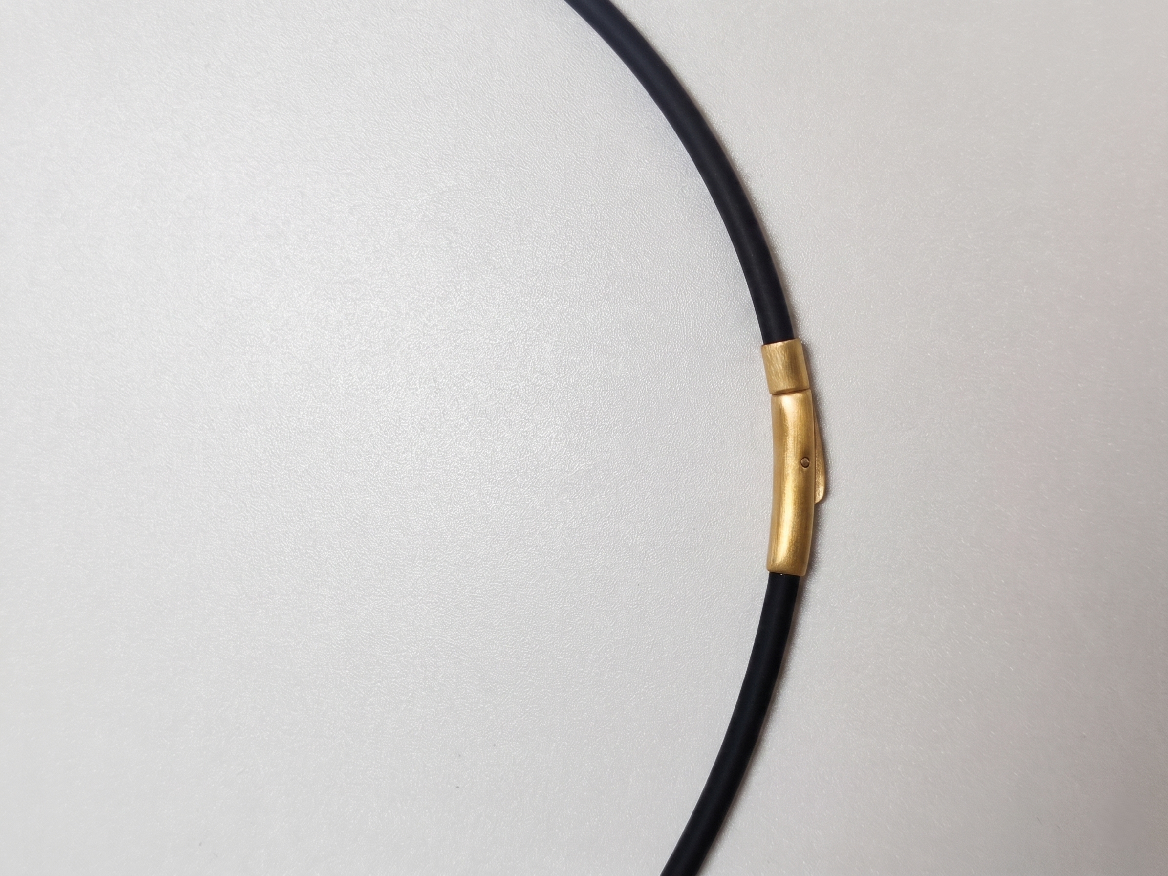 Silikon Halskette 3mm schwarz Gold matt Bajonettverschluss Nahaufnahme grauer Hintergrund 34X26 – RR Fashion