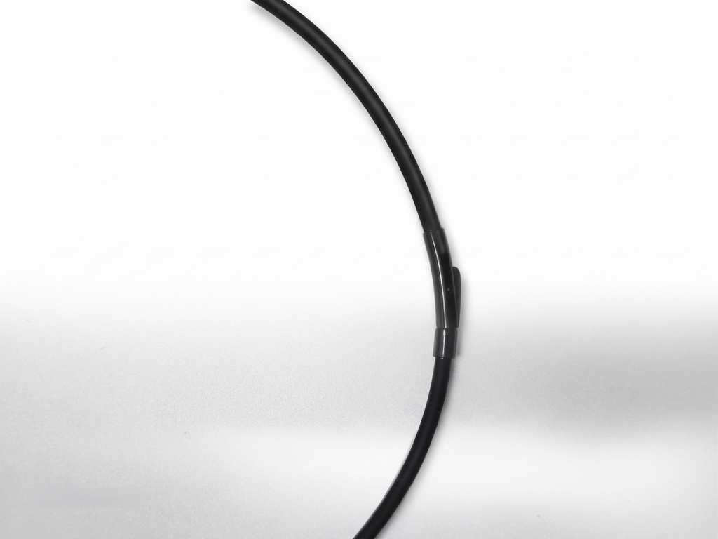 Silikon Halskette 3mm schwarz glänzend Bajonettverschluss Nahaufnahme weißer Hintergrund 34X26 – RR Fashion