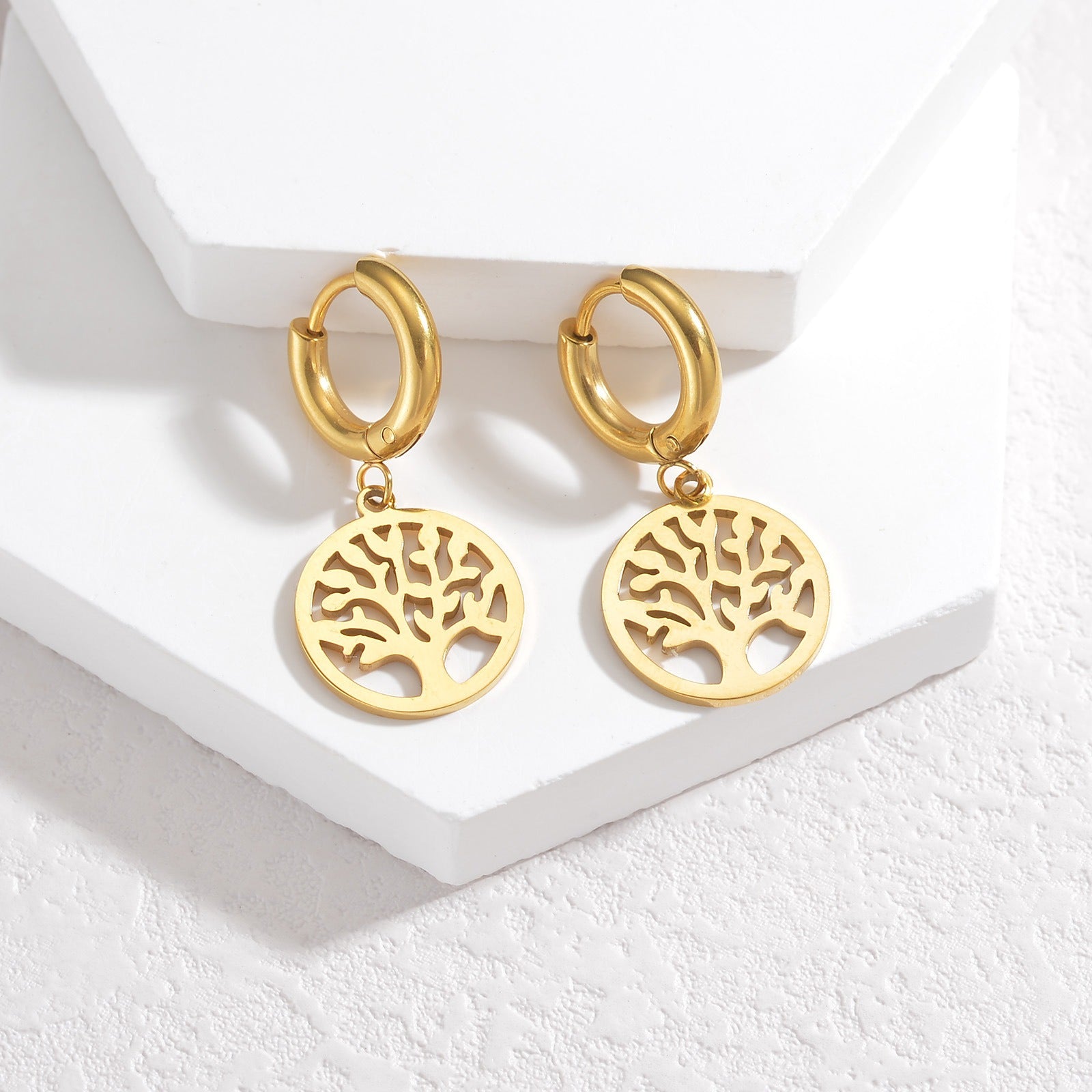 Lebensbaum Creolen Edelstahl Gold vergoldet 28mm weißer Hintergrund