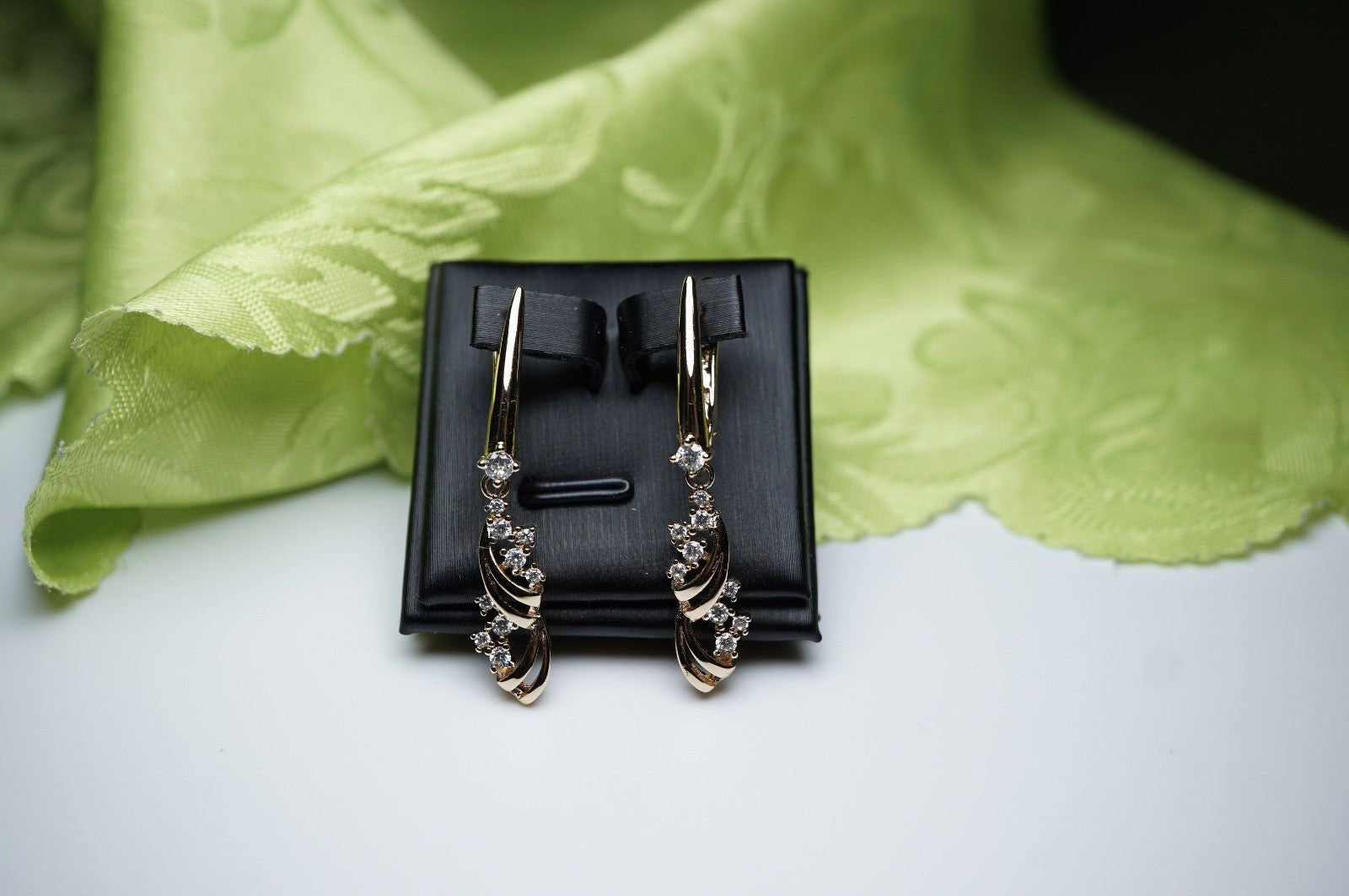 Damen Ohrringe Roségold (vergoldet) geschwungenen floralen ZirkoniaAkzenten – E11