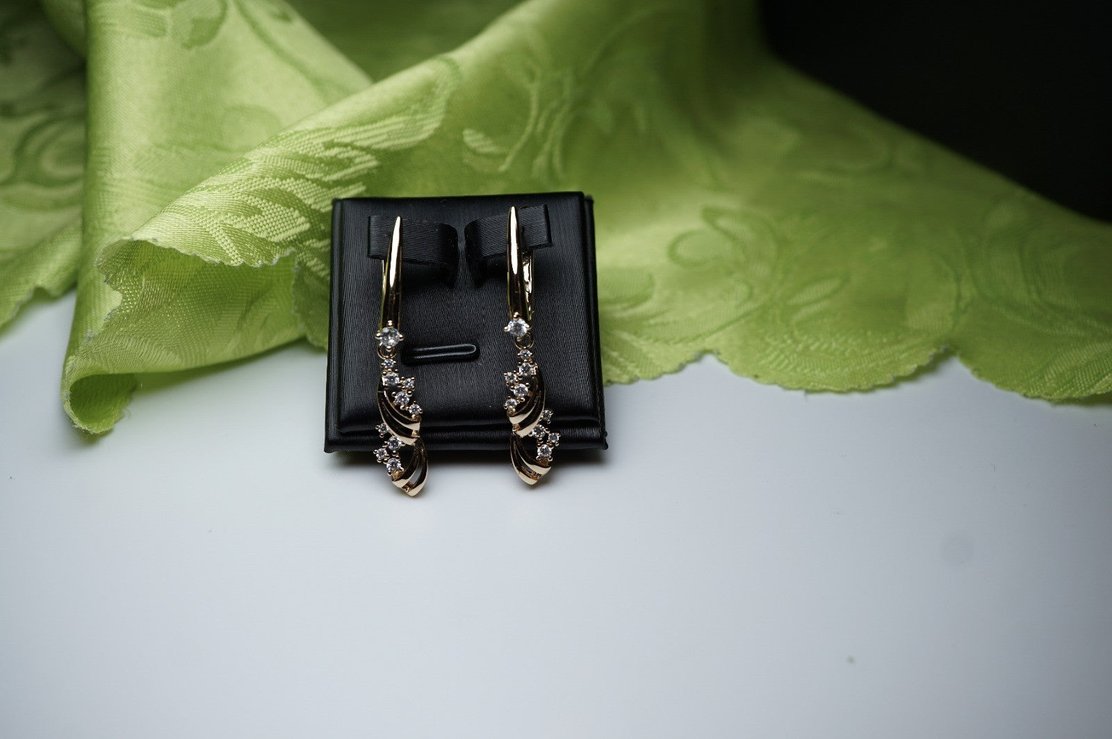 Damen Ohrringe Roségold (vergoldet) geschwungenen floralen ZirkoniaAkzenten – E12