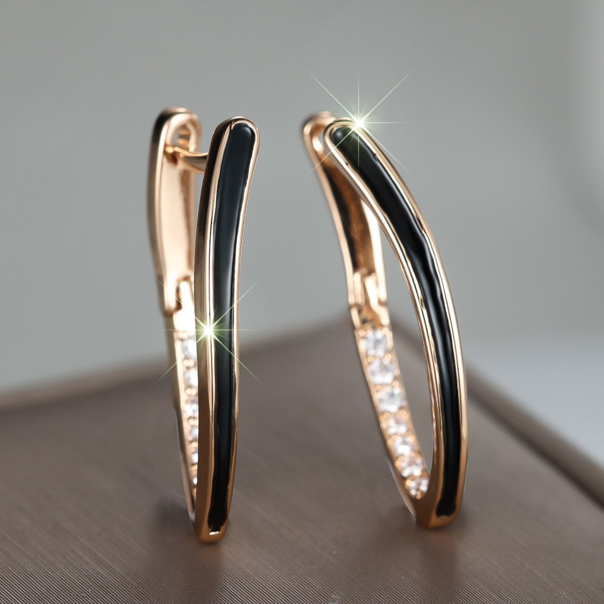 Damen Ohrriinge Champagner Gold Vförmigem Design weißen Diamanten schwarzem5