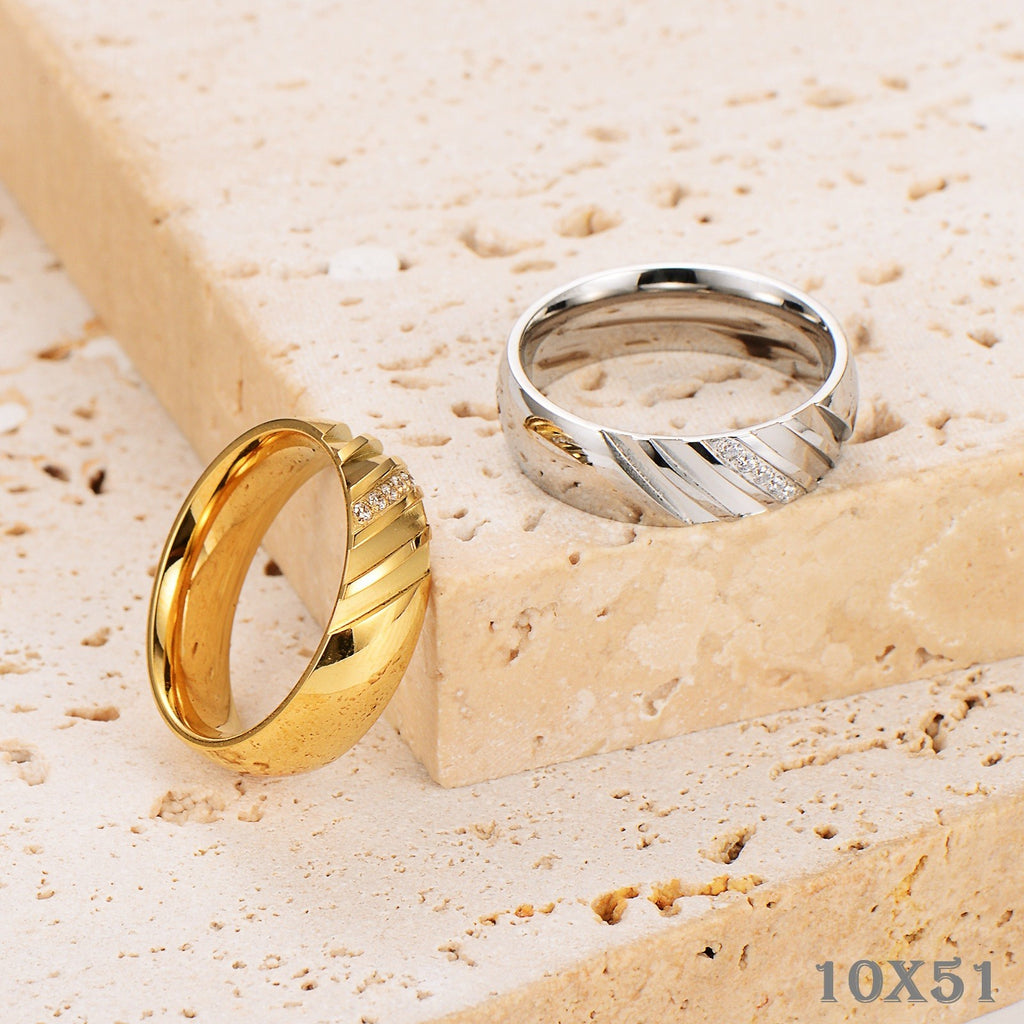 Goldener und silberner Ring mit Diamantdetails auf beigem Stein, Schmuck für Damen und Herren
