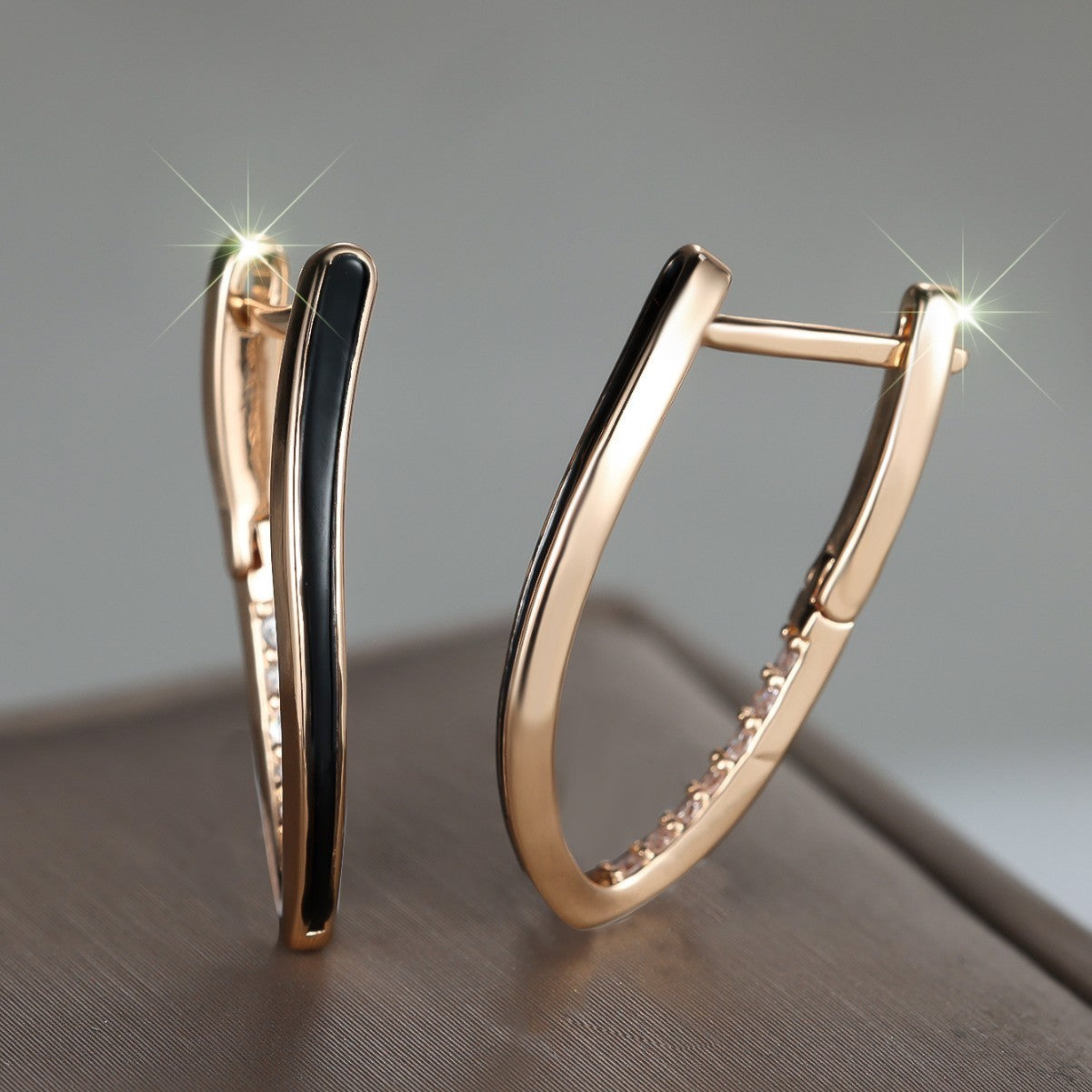 Damen Ohrriinge Champagner Gold Vförmigem Design weißen Diamanten schwarzem1