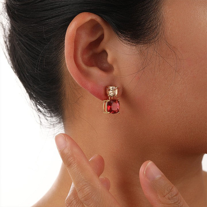 Ohrstecker in Rotgold-Optik mit tiefroten Zirkonia – Quadratisches Retro-Design6