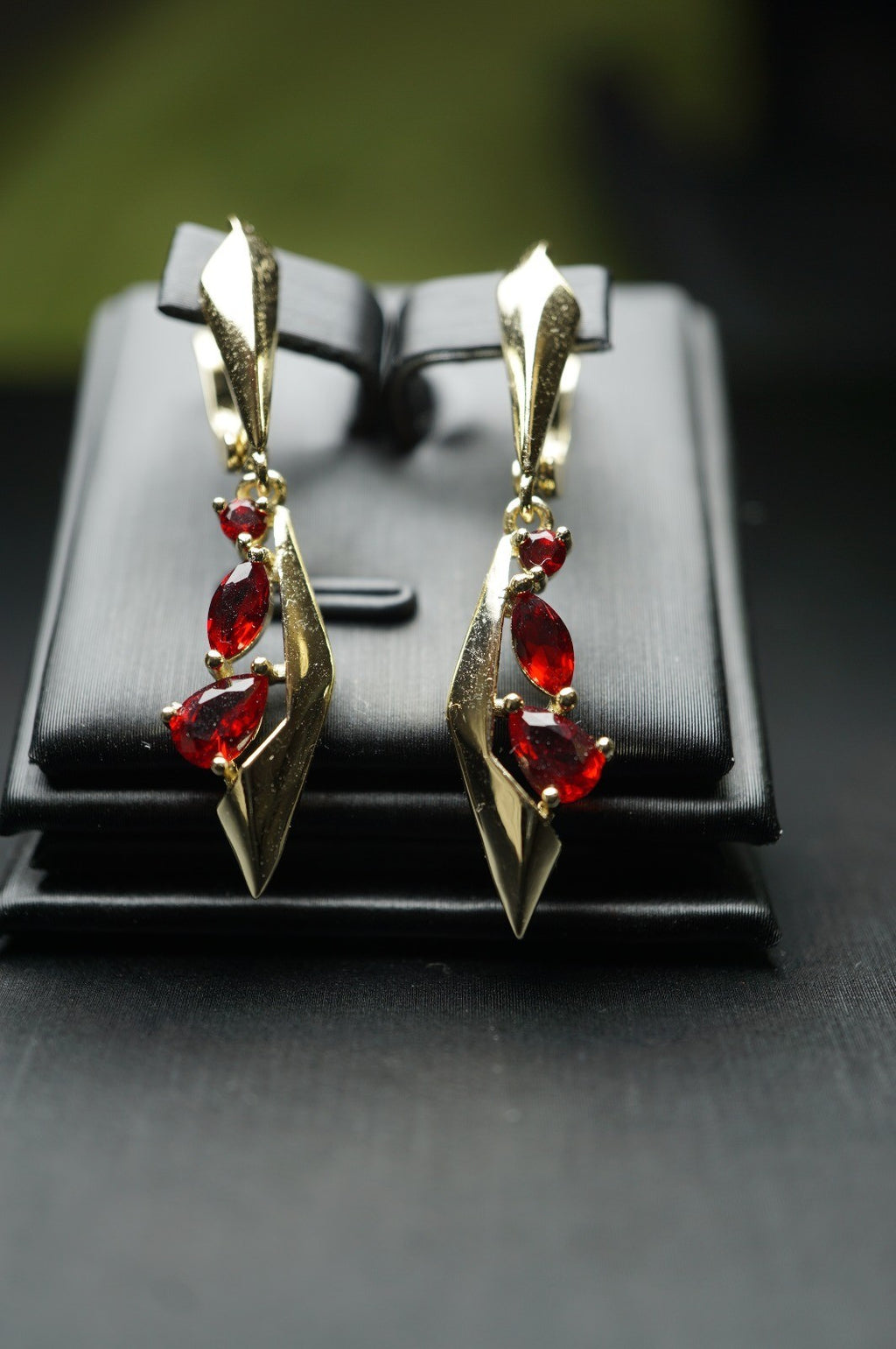 Elegante Ohrringe, 14-Gold-vergoldet roten Zirkon verziert für Damen10