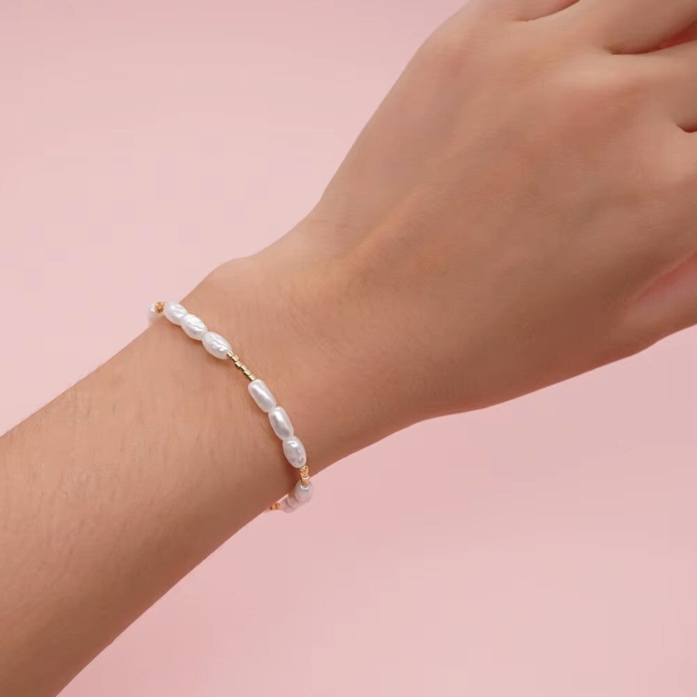 Trendige Unisex Armreifen handgefertigtes aus weißen Kunstperlen und Gold Schmuc3