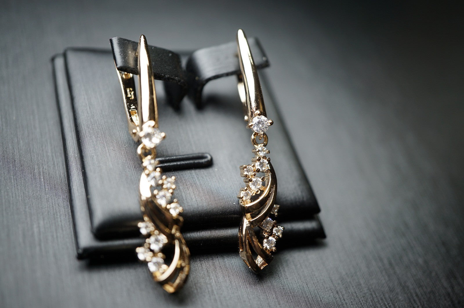 Damen Ohrringe Roségold (vergoldet) geschwungenen floralen ZirkoniaAkzenten – E13