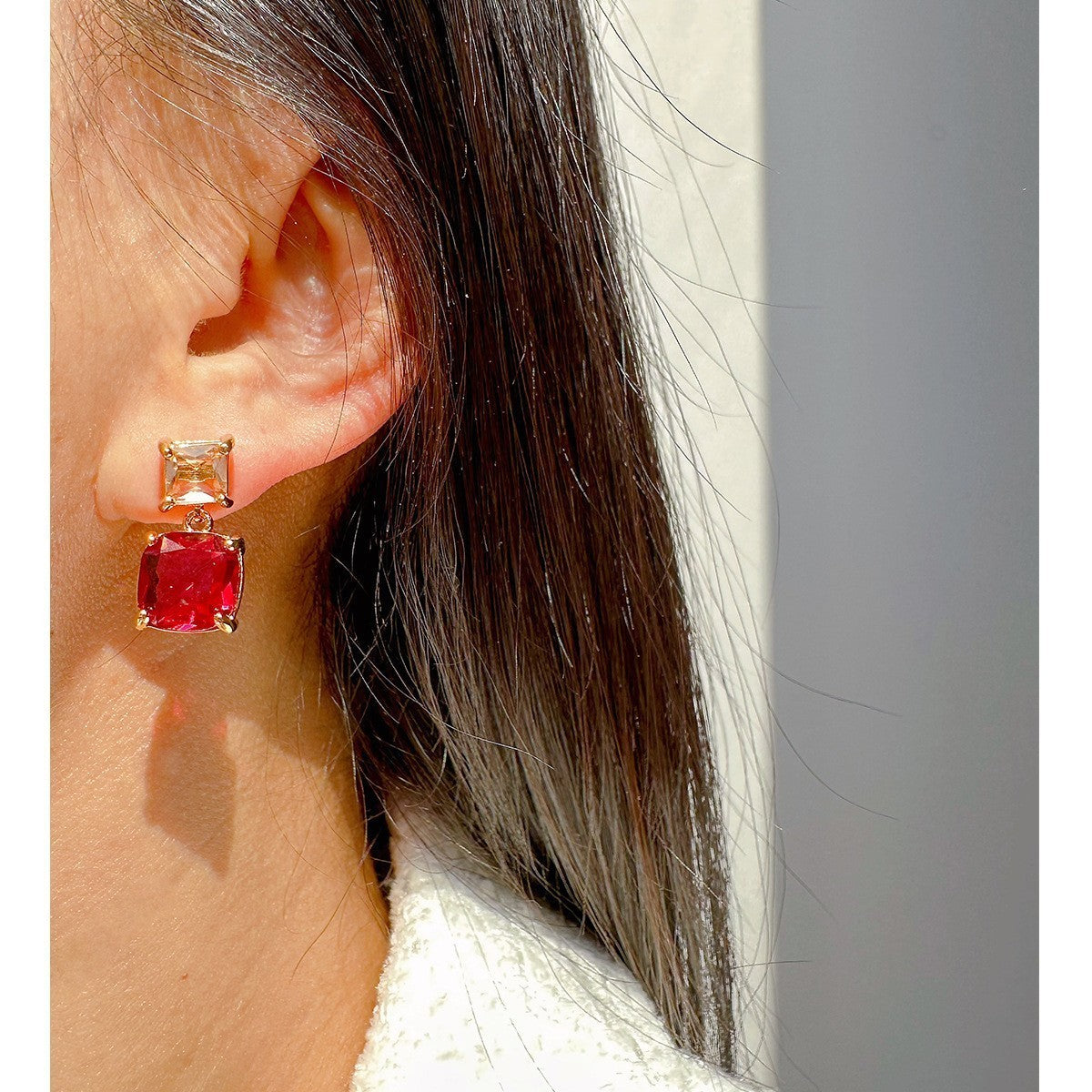 Ohrstecker in Rotgold-Optik mit tiefroten Zirkonia – Quadratisches Retro-Design4