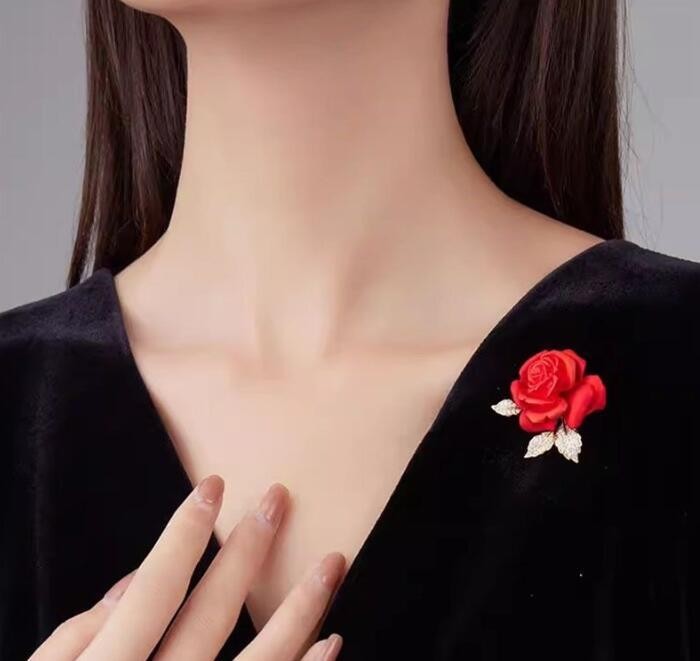 Elegante Brosche roter Rose, hochwertiges Accessoire für Anzüge, anspruchsvolles3