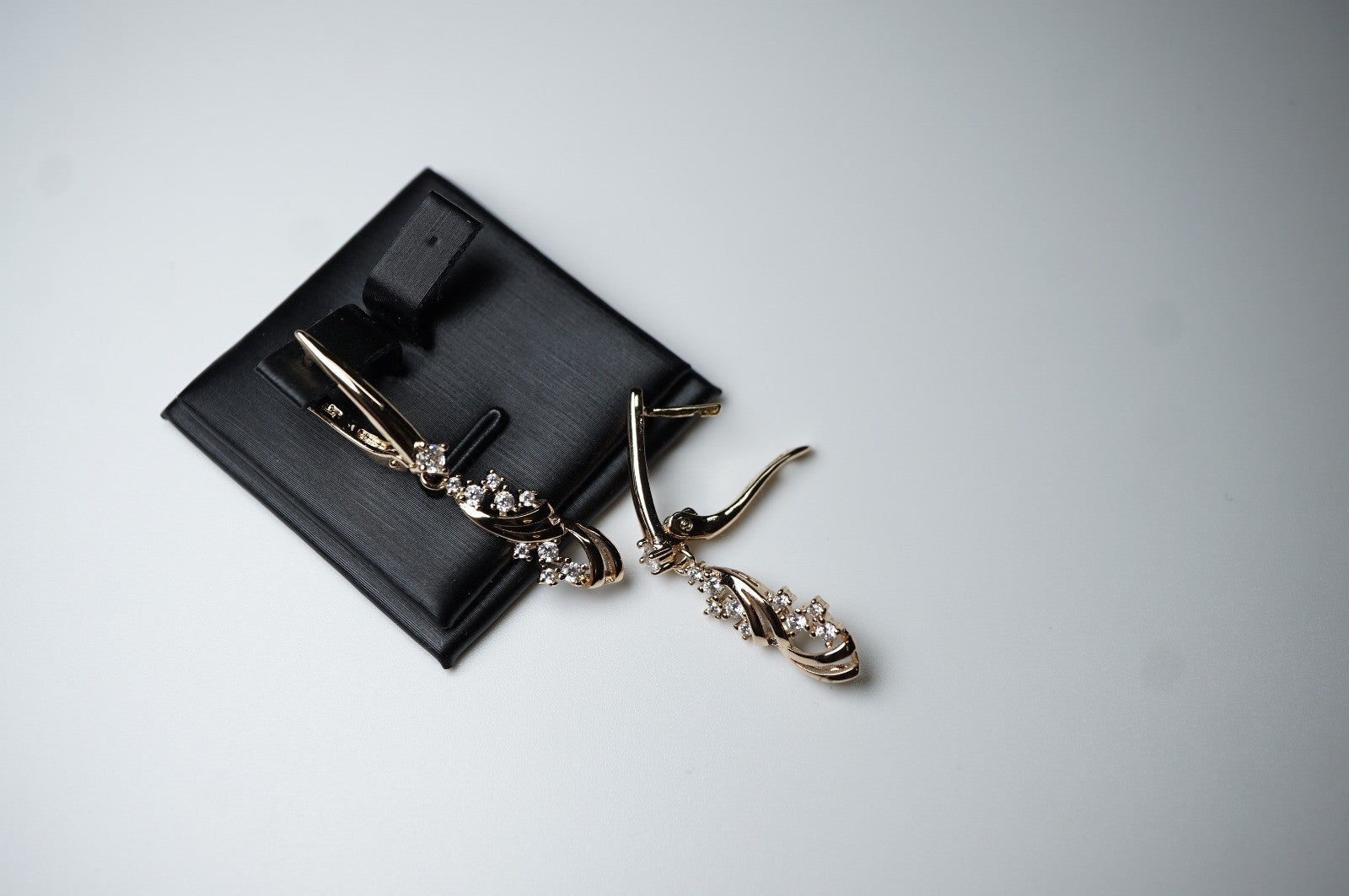 Damen Ohrringe Roségold (vergoldet) geschwungenen floralen ZirkoniaAkzenten – E6