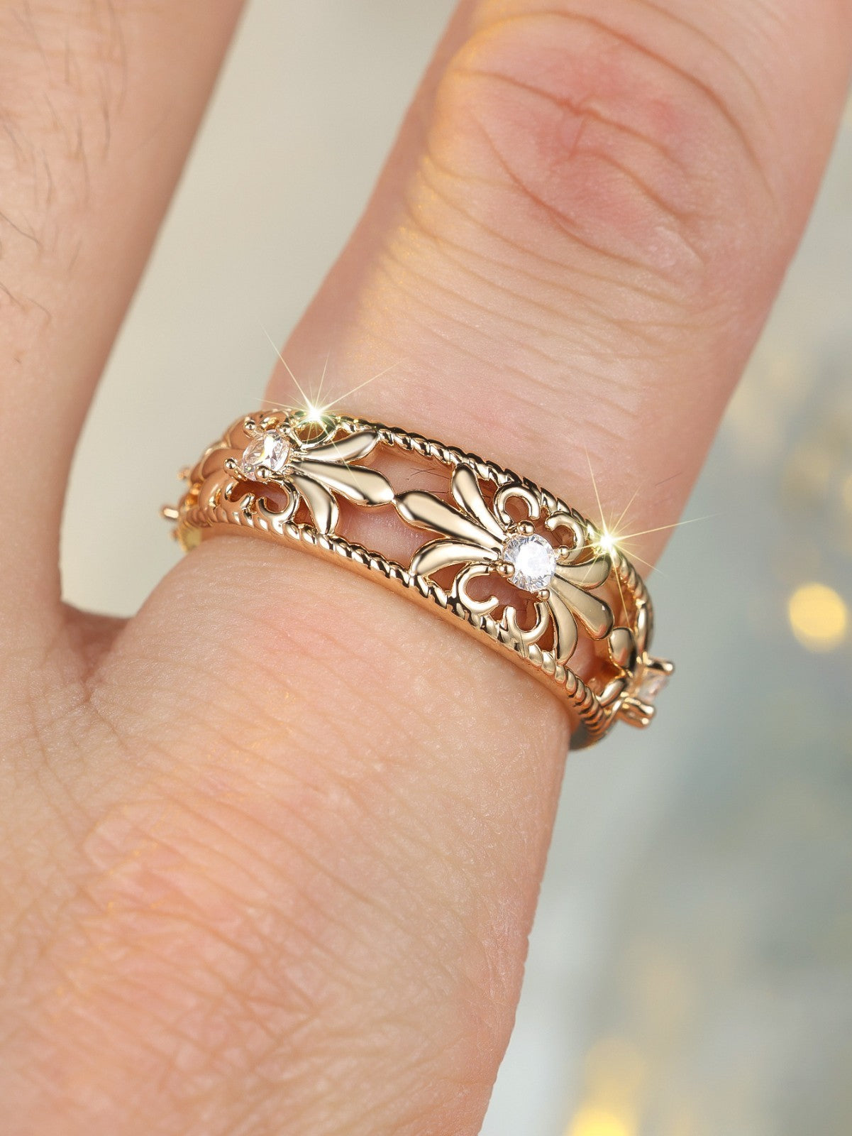 Damen Ring Imitations Gold weißer Diamant Zirkonia mit hohler Blütenknospe – sch2