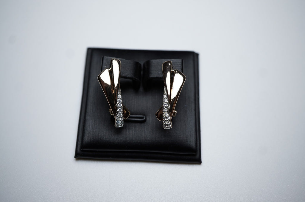 Moderne Ohrringe 585 Rosegold mit weißen Zirkonia-Akzenten Englischer Verschluss3