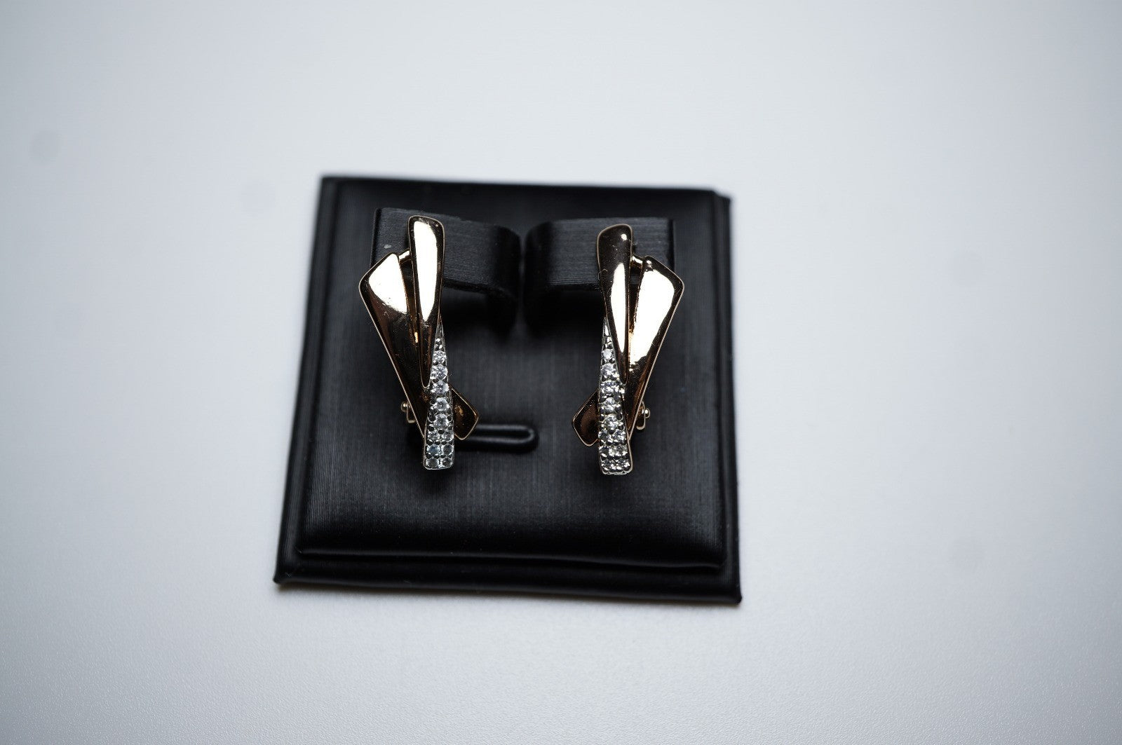 Moderne Ohrringe 585 Rosegold mit weißen Zirkonia-Akzenten Englischer Verschluss3