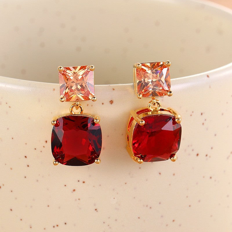 Ohrstecker in Rotgold-Optik mit tiefroten Zirkonia – Quadratisches Retro-Design11