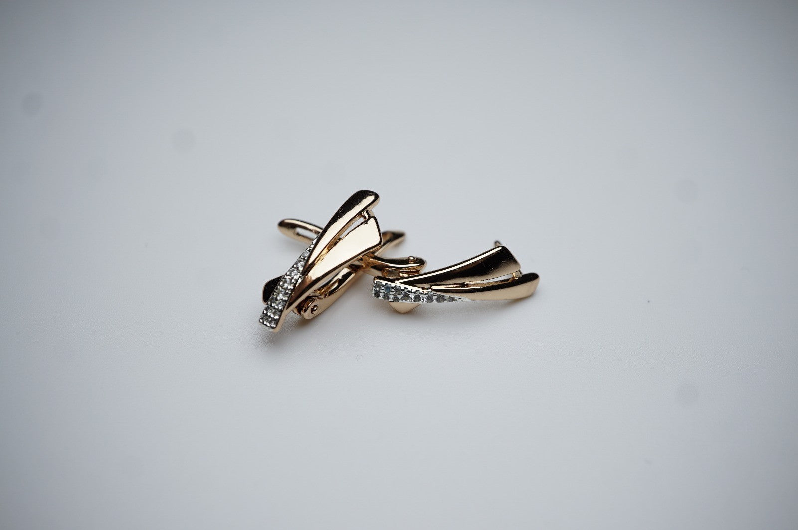 Moderne Ohrringe 585 Rosegold mit weißen Zirkonia-Akzenten Englischer Verschluss9