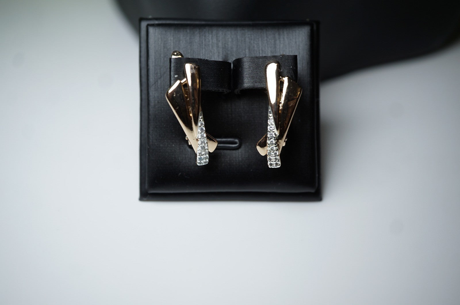 Moderne Ohrringe 585 Rosegold mit weißen Zirkonia-Akzenten Englischer Verschluss7