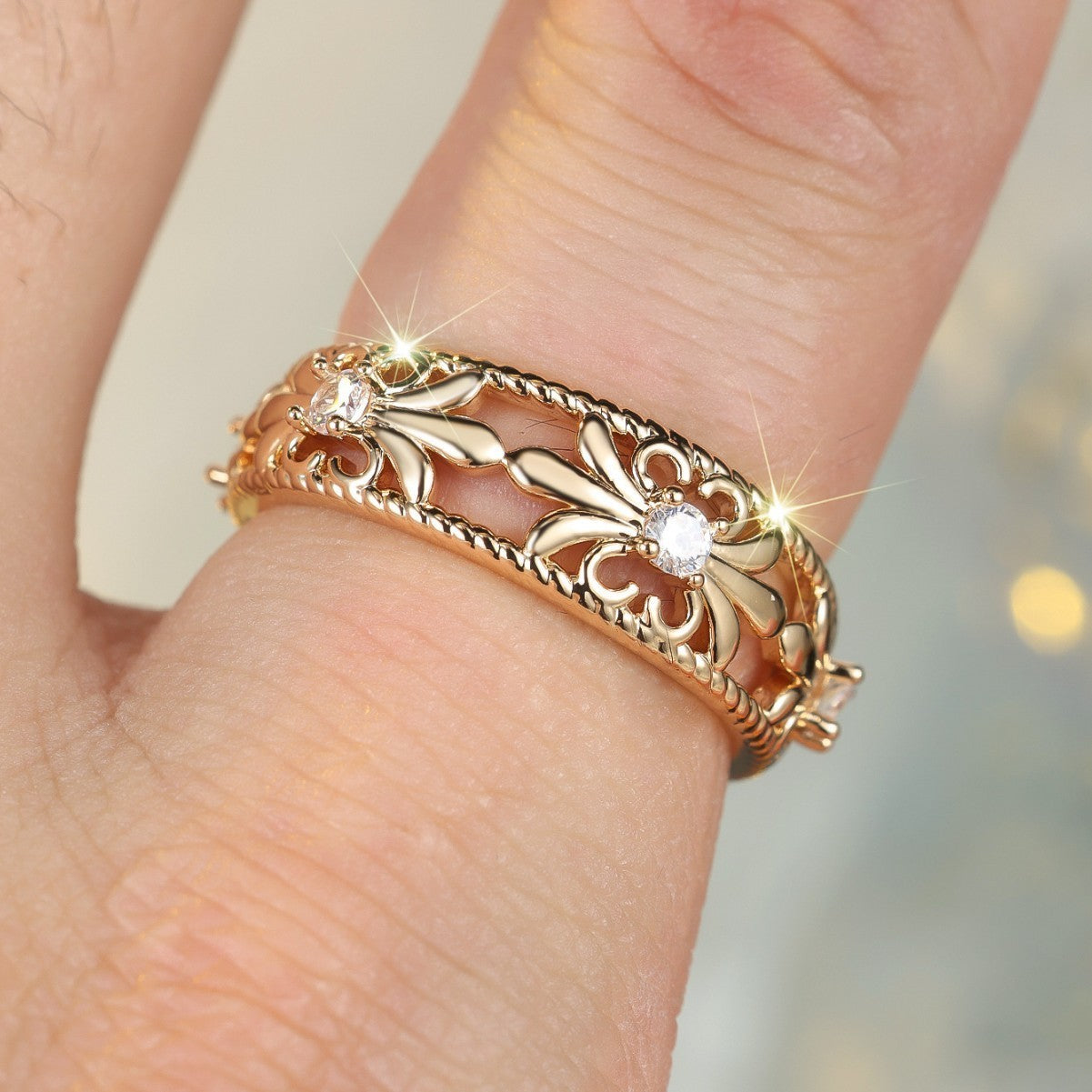 Damen Ring Imitations Gold weißer Diamant Zirkonia mit hohler Blütenknospe – sch5