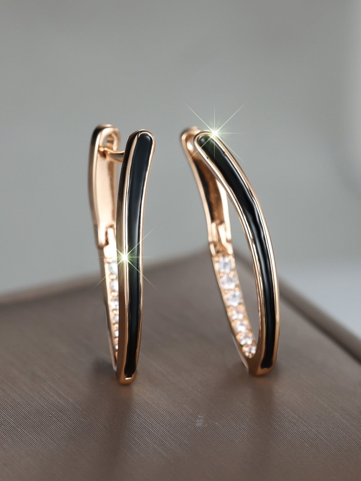 Damen Ohrriinge Champagner Gold Vförmigem Design weißen Diamanten schwarzem4