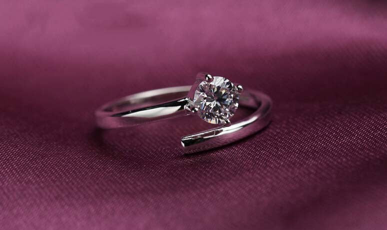 925 Sterling Silber Ring für Damen mit vier Krappen AAA Zirkonia0