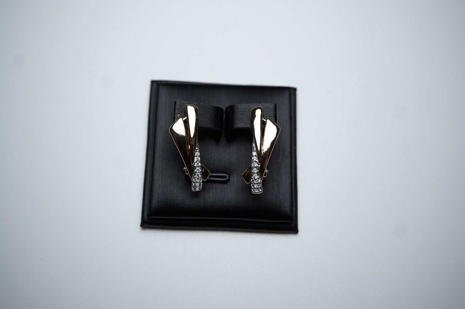 Moderne Ohrringe 585 Rosegold mit weißen Zirkonia-Akzenten Englischer Verschluss5