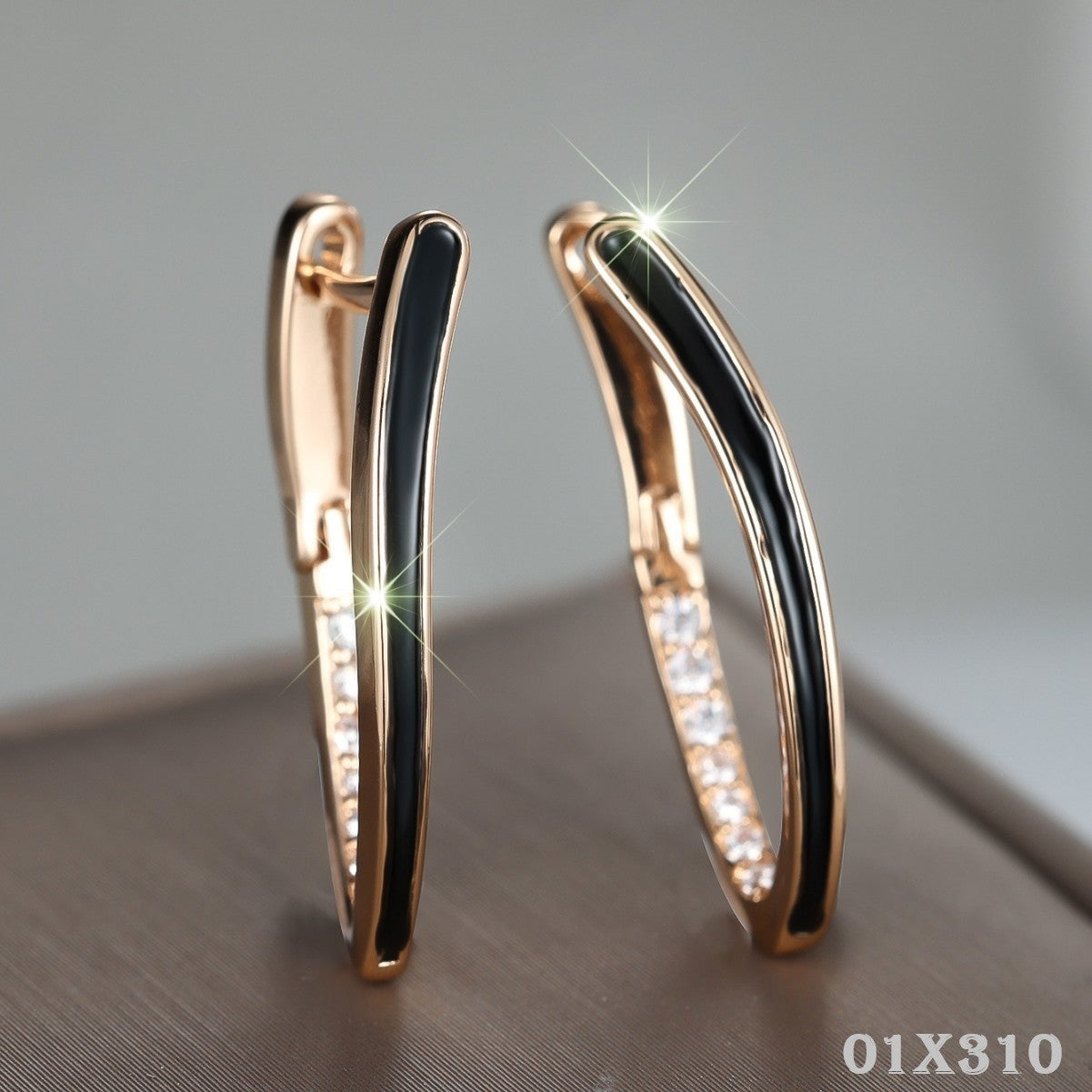 Damen Ohrriinge Champagner Gold Vförmigem Design weißen Diamanten schwarzem7