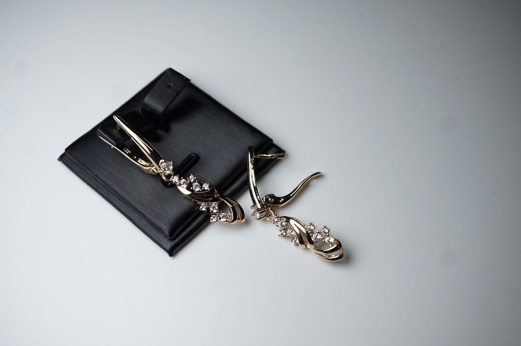 Damen Ohrringe Roségold (vergoldet) geschwungenen floralen ZirkoniaAkzenten – E7