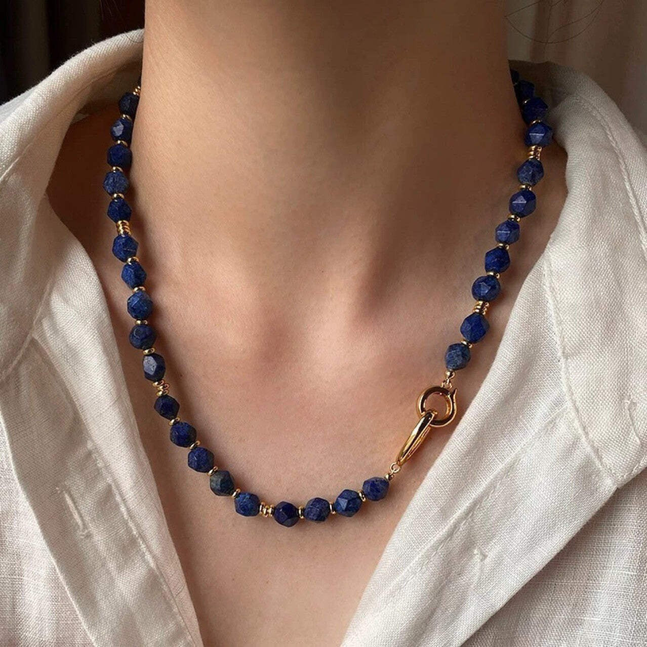 Halskette Lapislazuli für Damen aus facettierten, matten Lapislazuli-Perlen 42cm3
