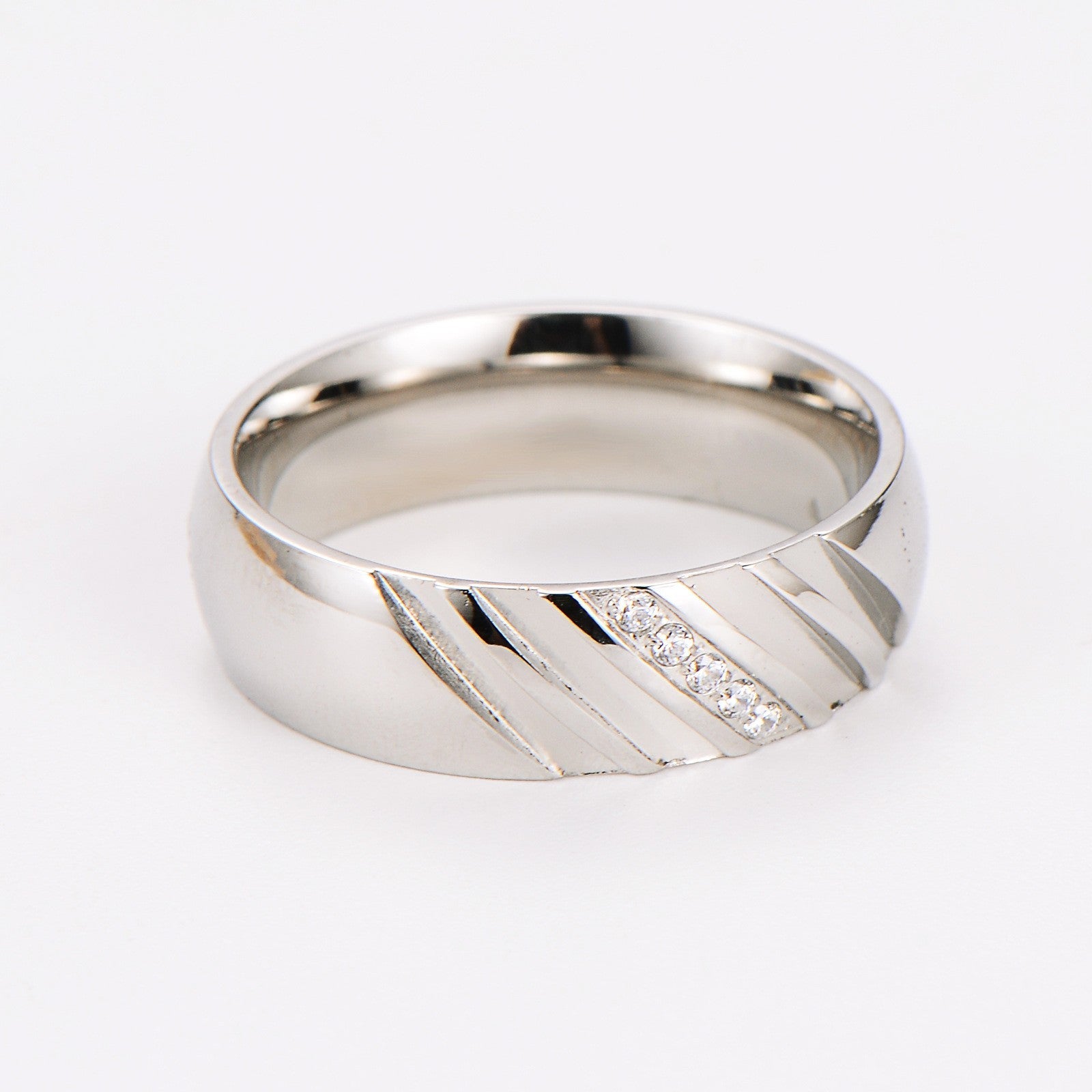 Herrenring aus Silber mit schrägen Linien und kleinen funkelnden Zirkonia-Steinen