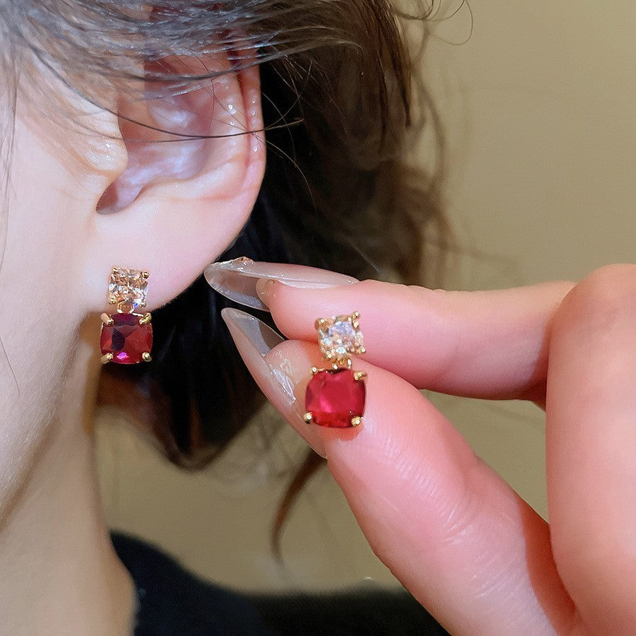 Ohrstecker in Rotgold-Optik mit tiefroten Zirkonia – Quadratisches Retro-Design2