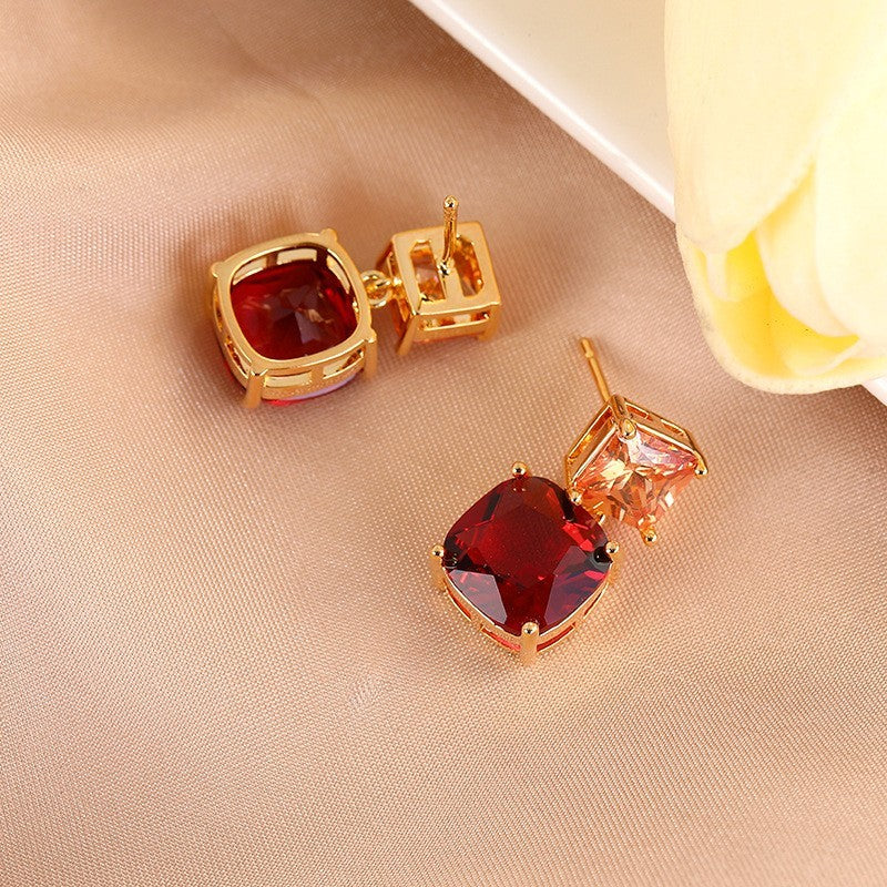 Ohrstecker in Rotgold-Optik mit tiefroten Zirkonia – Quadratisches Retro-Design10