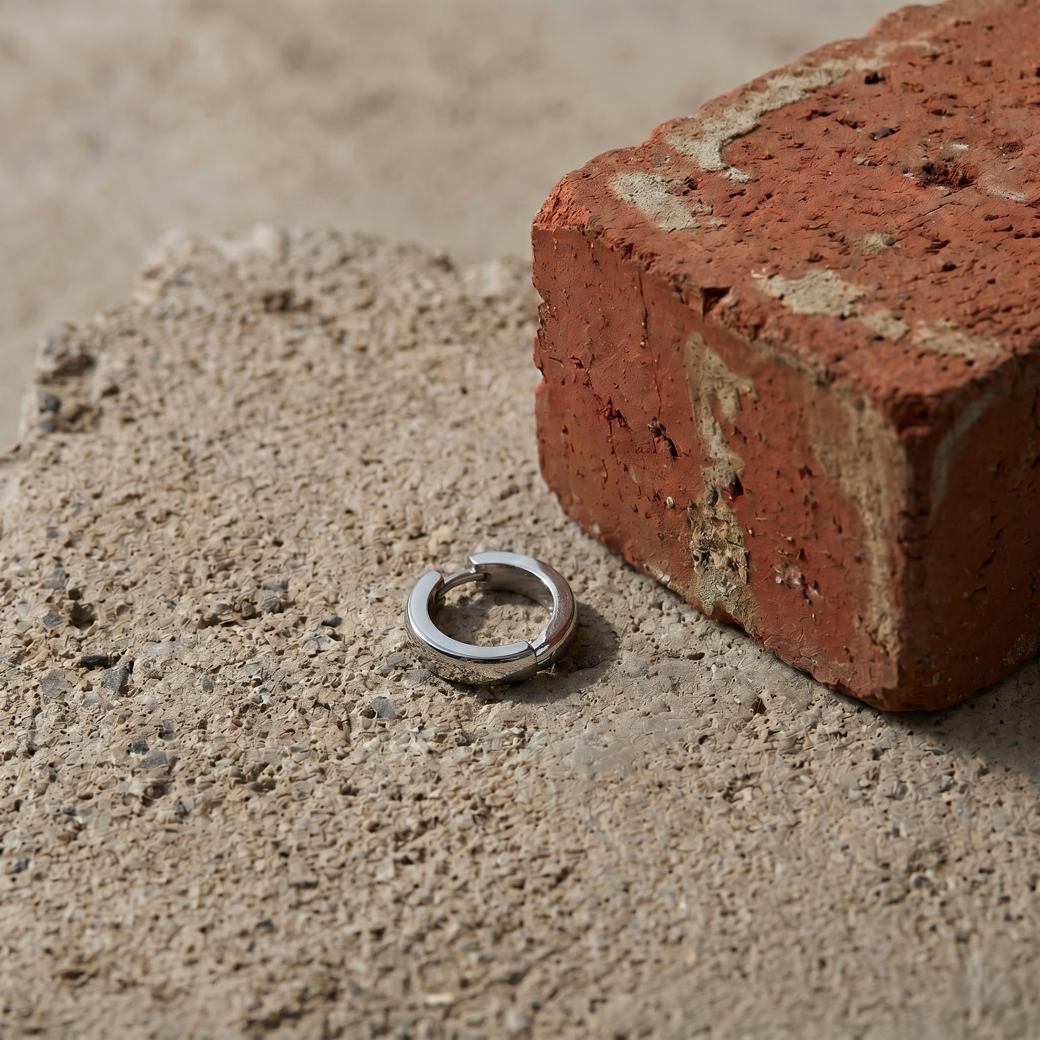 Creolen Edelstahl silber Klappverschluss 13mm auf Beton