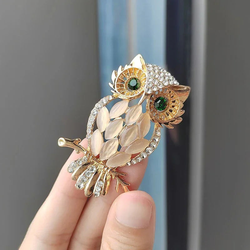 Goldene Eulen-Brosche mit Kristallsteinen und grünen Augen, eleganter Schmuck