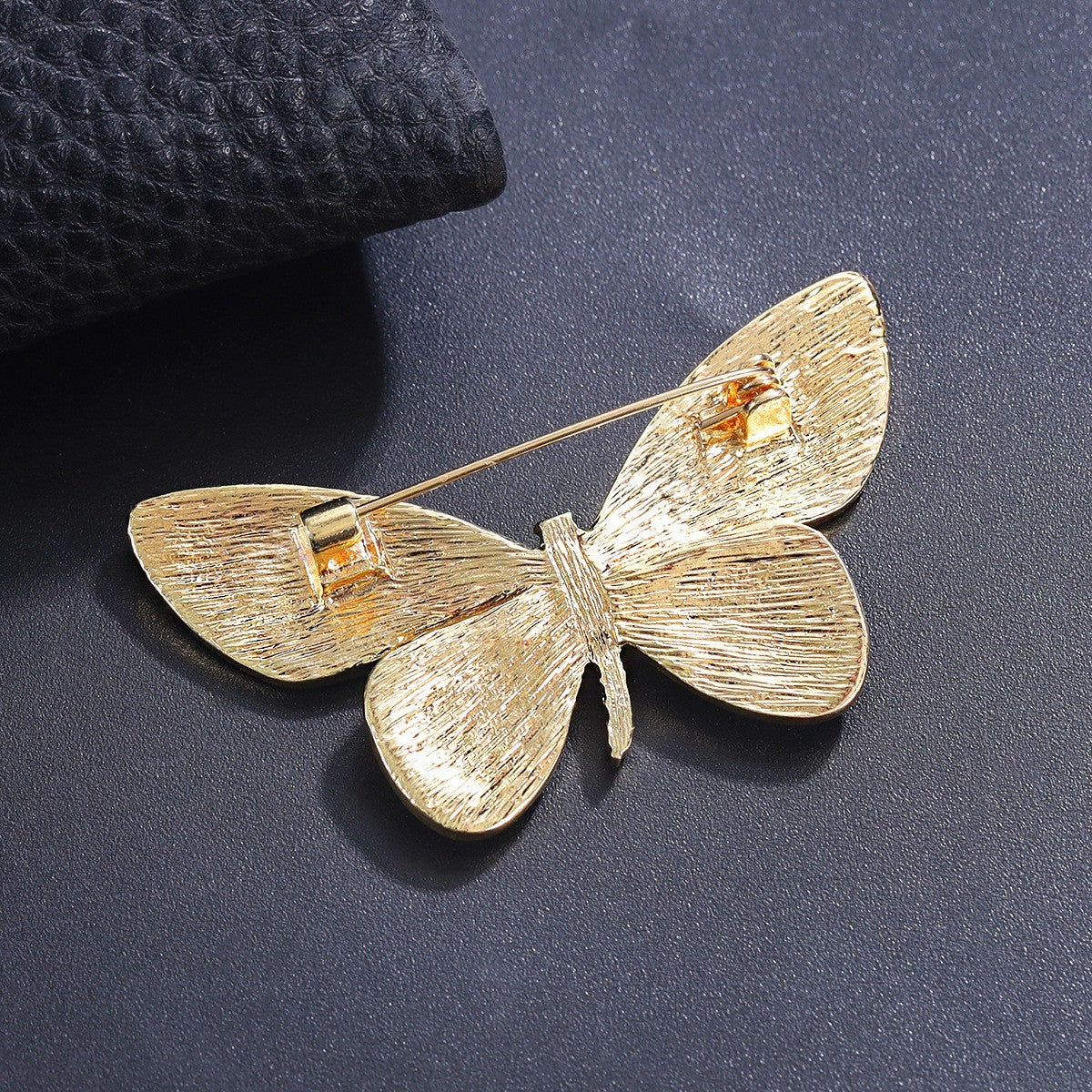 Kreative Schmetterlingsbrosche mit Farbverlauf in Rosa und Lila, exquisites