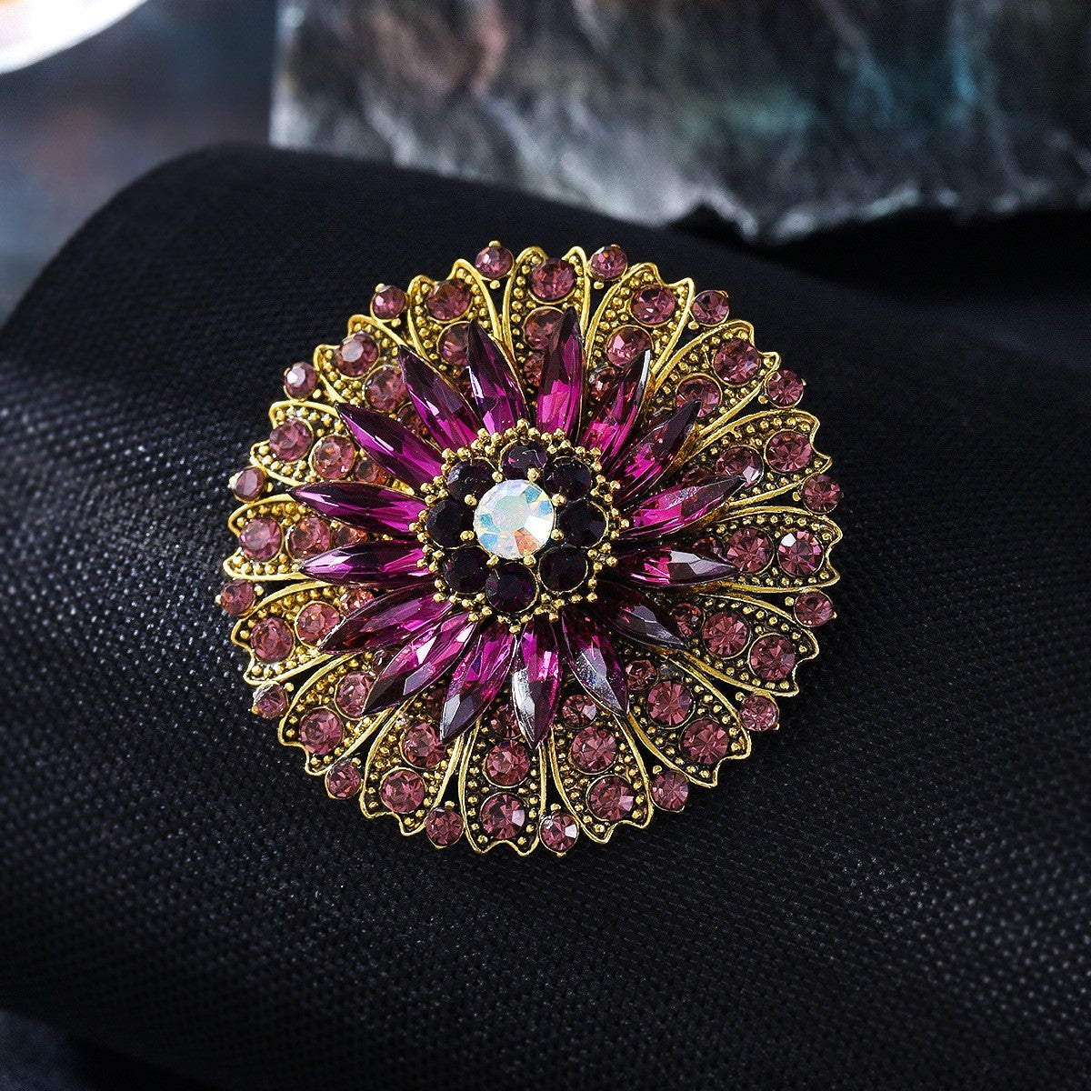 Damen Sonnenblumen Brosche, Damenbekleidungsdekoration mit Strasssteinen besetzt