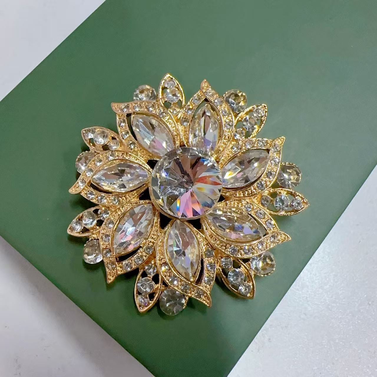 Brosche Damen Luxus Crystal Sun Flower ES for Frauen Hochzeiten Büro Party Pins