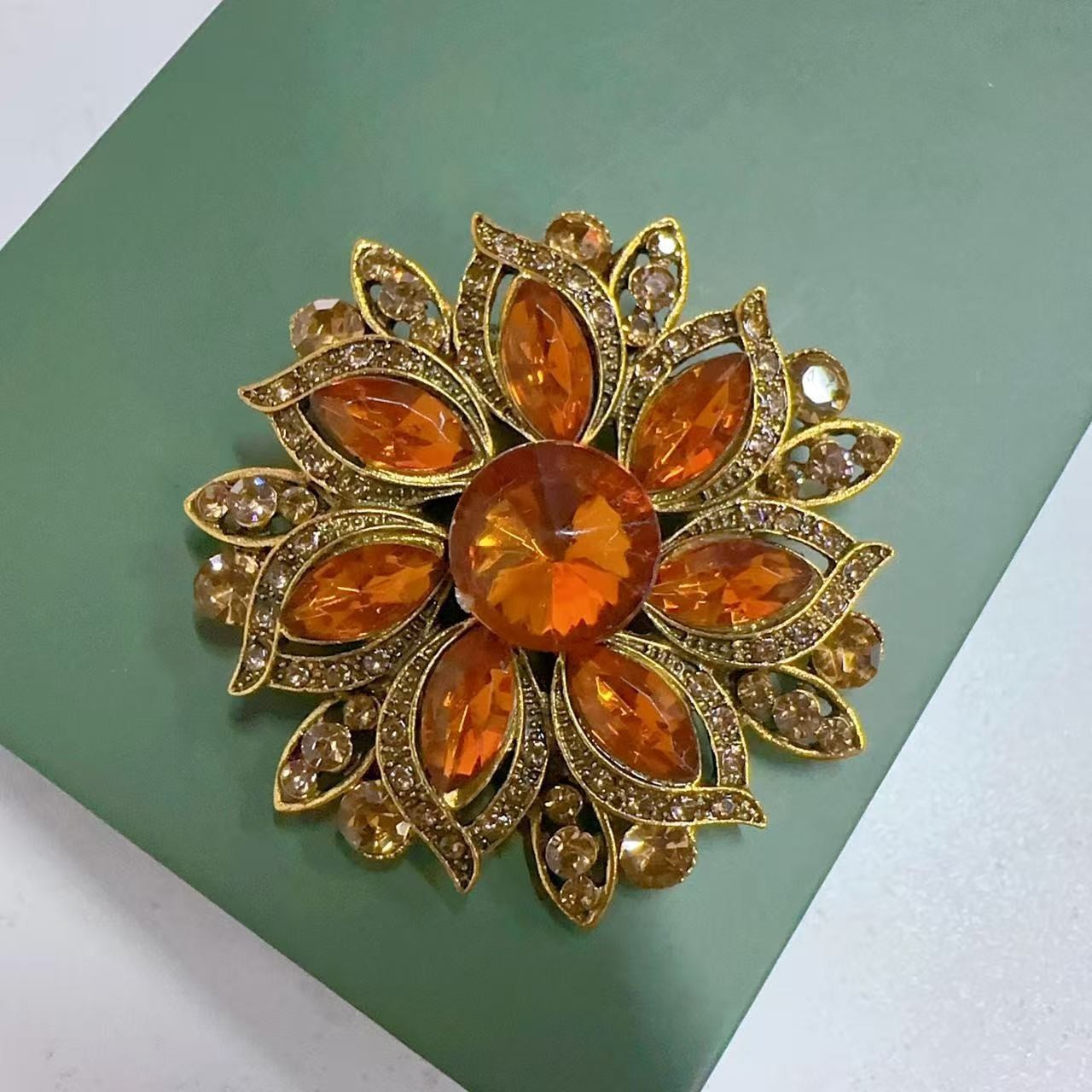 Brosche Damen Luxus Crystal Sun Flower ES for Frauen Hochzeiten Büro Party Pins