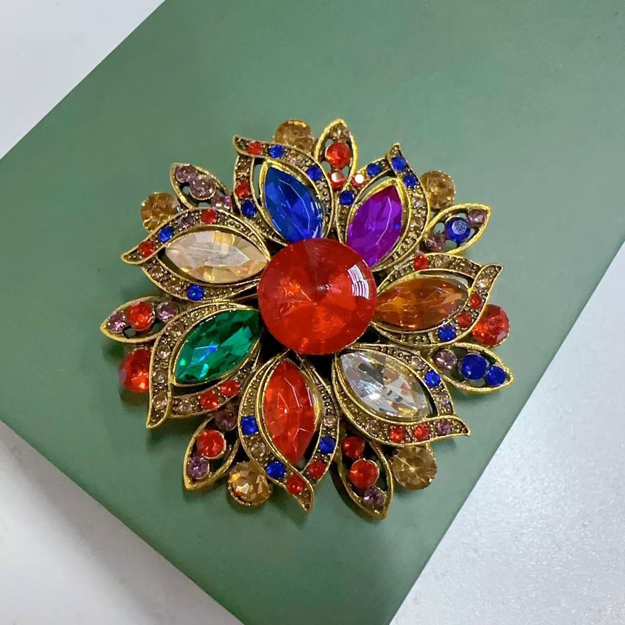 Brosche Damen Luxus Crystal Sun Flower ES for Frauen Hochzeiten Büro Party Pins