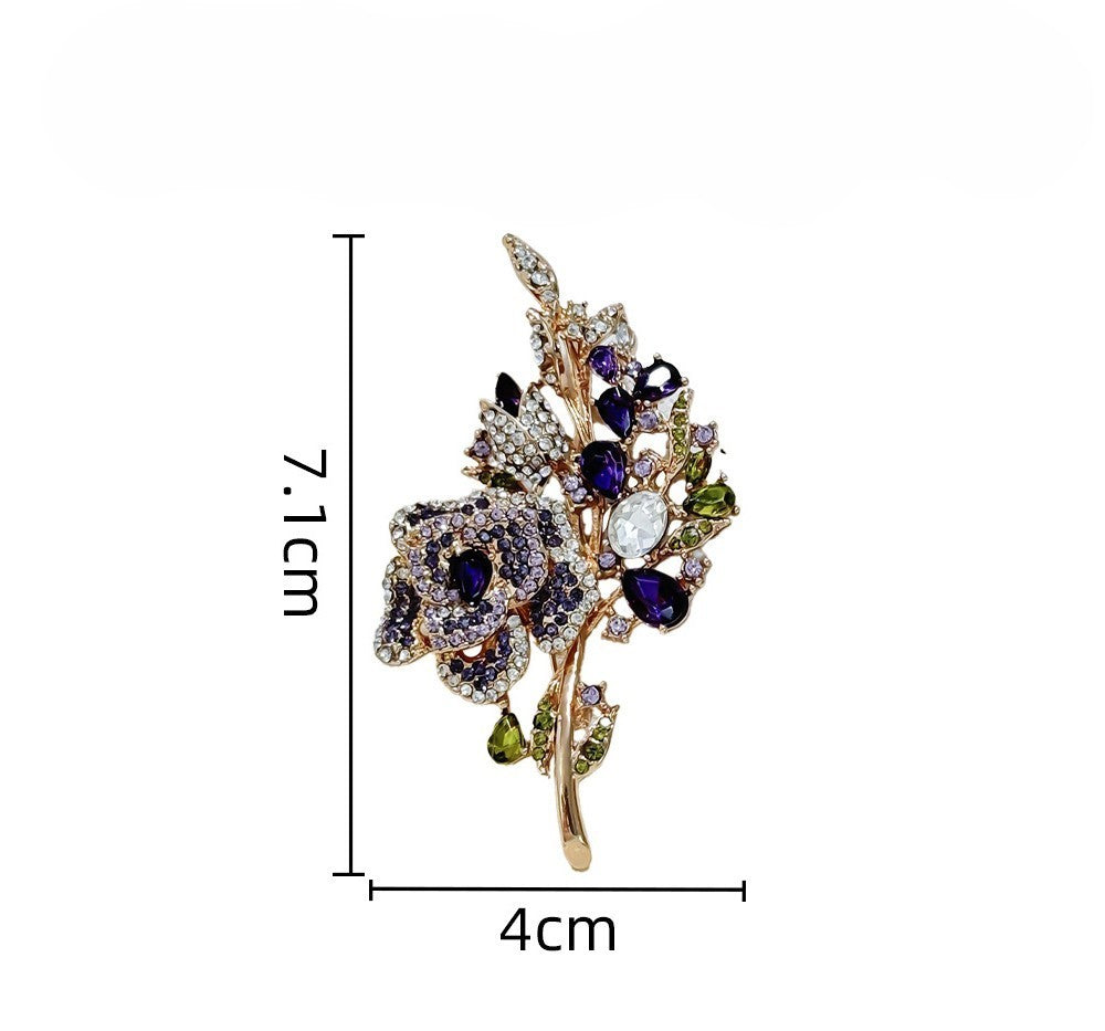 Damen Brosche Hochwertige, Robuste Strass-Brosche mit Lila Rosenstrauß elegante