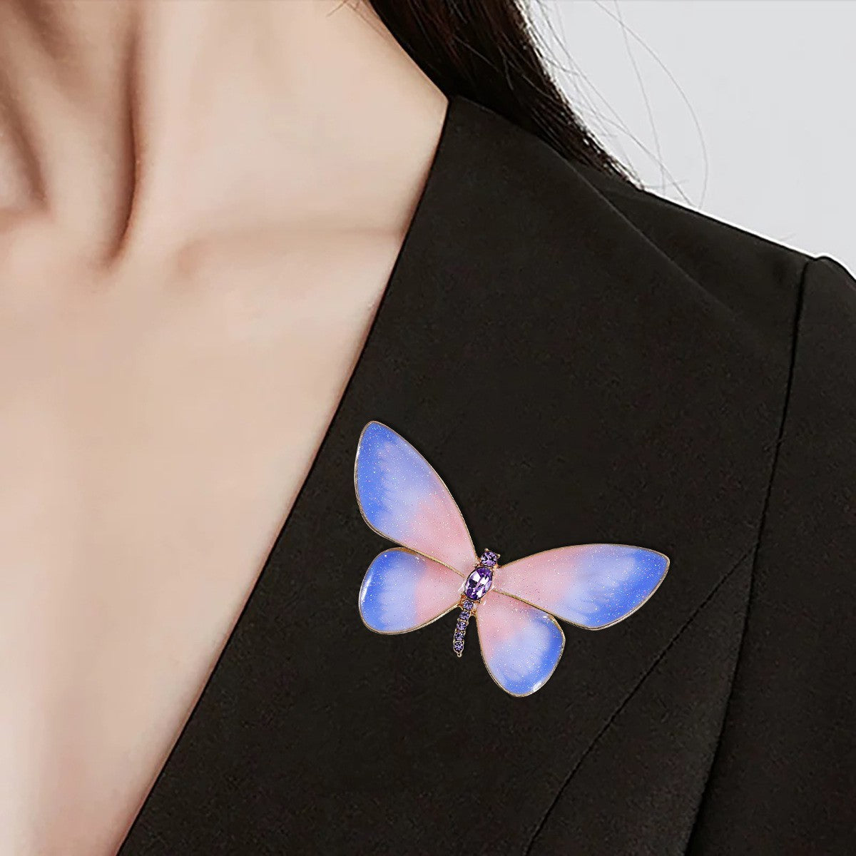 Kreative Schmetterlingsbrosche mit Farbverlauf in Rosa und Lila, exquisites